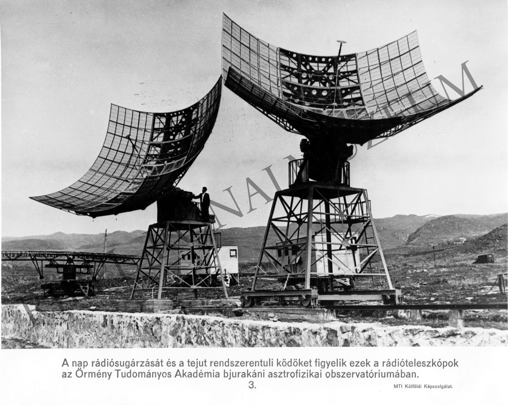 Rádióteleszkópok az Örmény Tudományos Akadémia bjurakáni asztrofizikai obszervatóriumában. (Rippl-Rónai Múzeum CC BY-NC-SA)