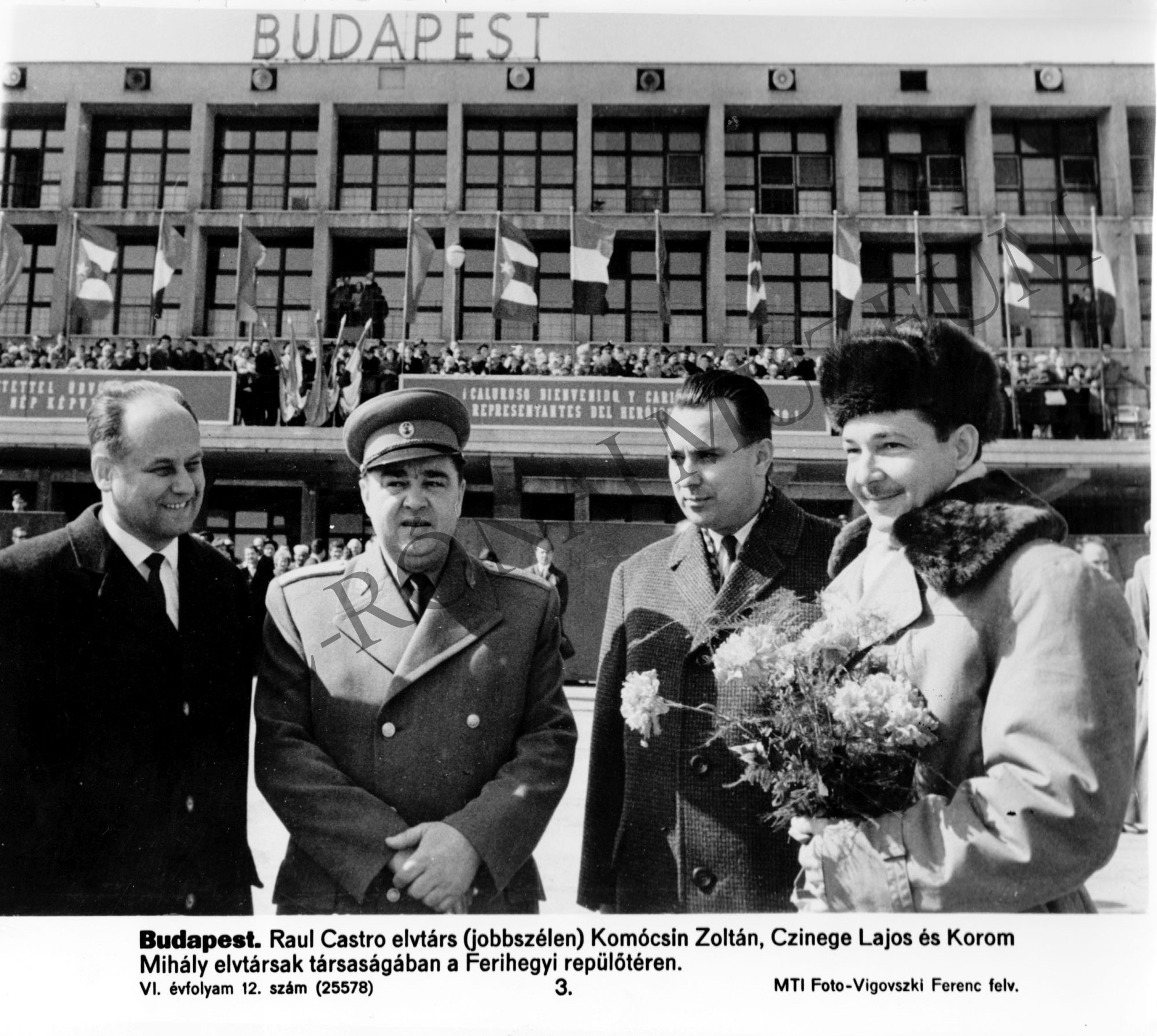 Raul Castro Komócsin Zoltán, Czinege Lajos és Korom Mihály a Ferihegyi repülőtéren (Rippl-Rónai Múzeum CC BY-NC-SA)