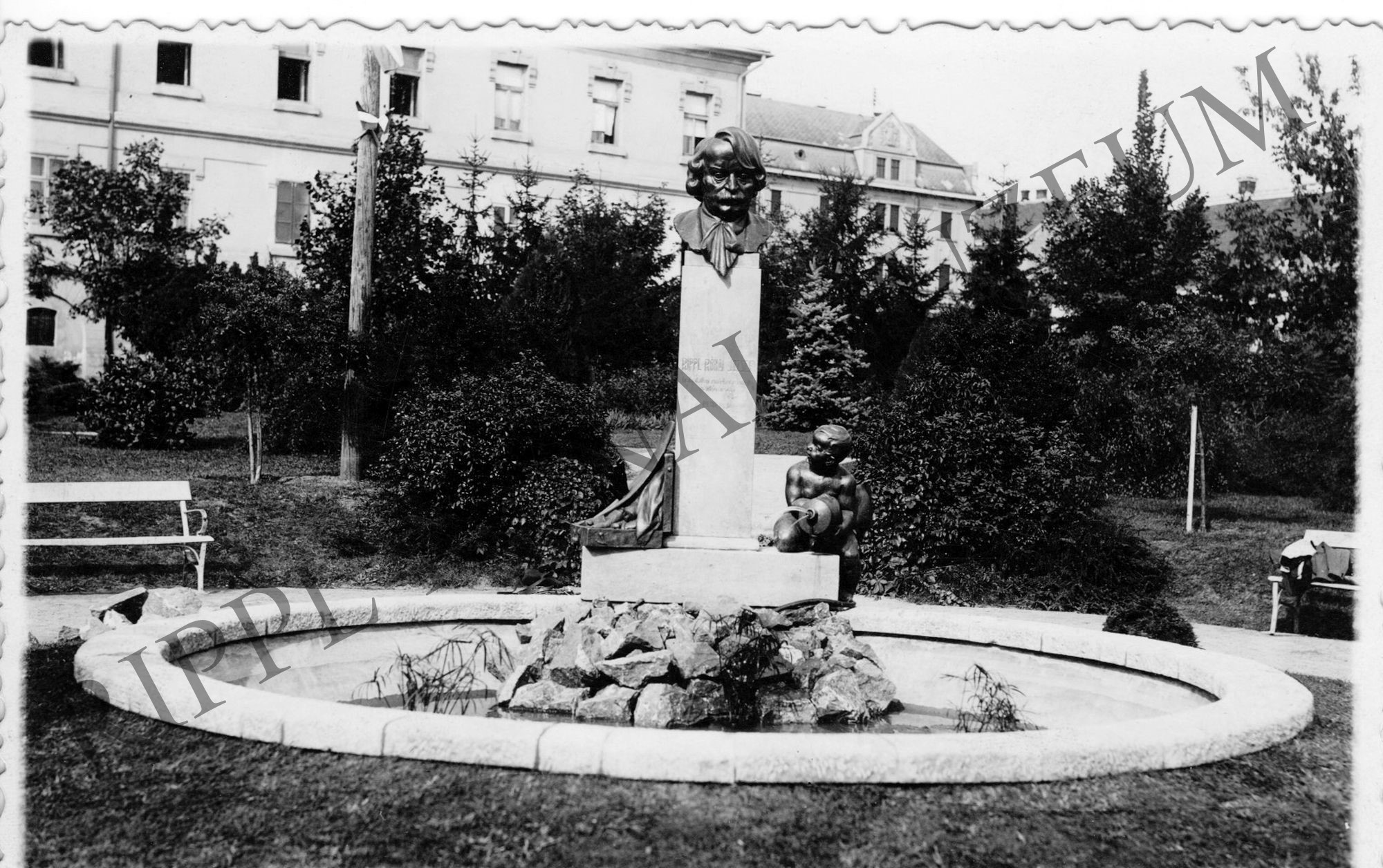 Rippl-Rónai József mellszobra a hasonnevű téren. (Rippl-Rónai Múzeum CC BY-NC-SA)
