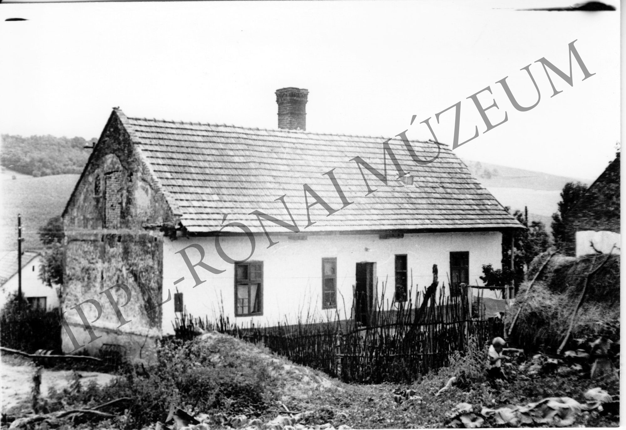 Roskatag állapotban lévő kétlakásos cselédház - Balatonendréd-Jabapusztán - az utcai front (Rippl-Rónai Múzeum CC BY-NC-SA)