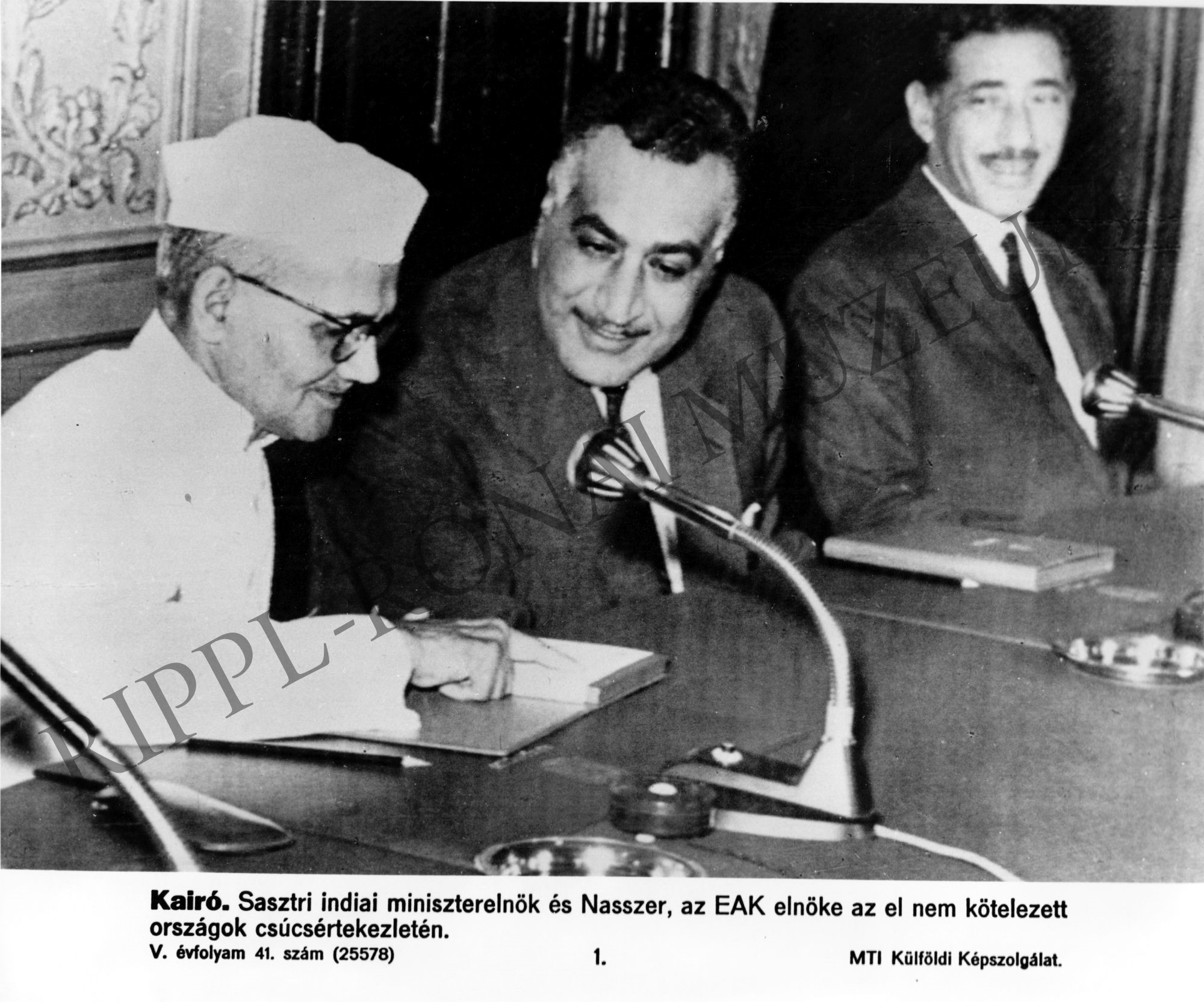 Sasztri indiai miniszterelnök és Nasszer, az EAK elnöke az el nem kötelezett országok csúcsértekezletén (Rippl-Rónai Múzeum CC BY-NC-SA)