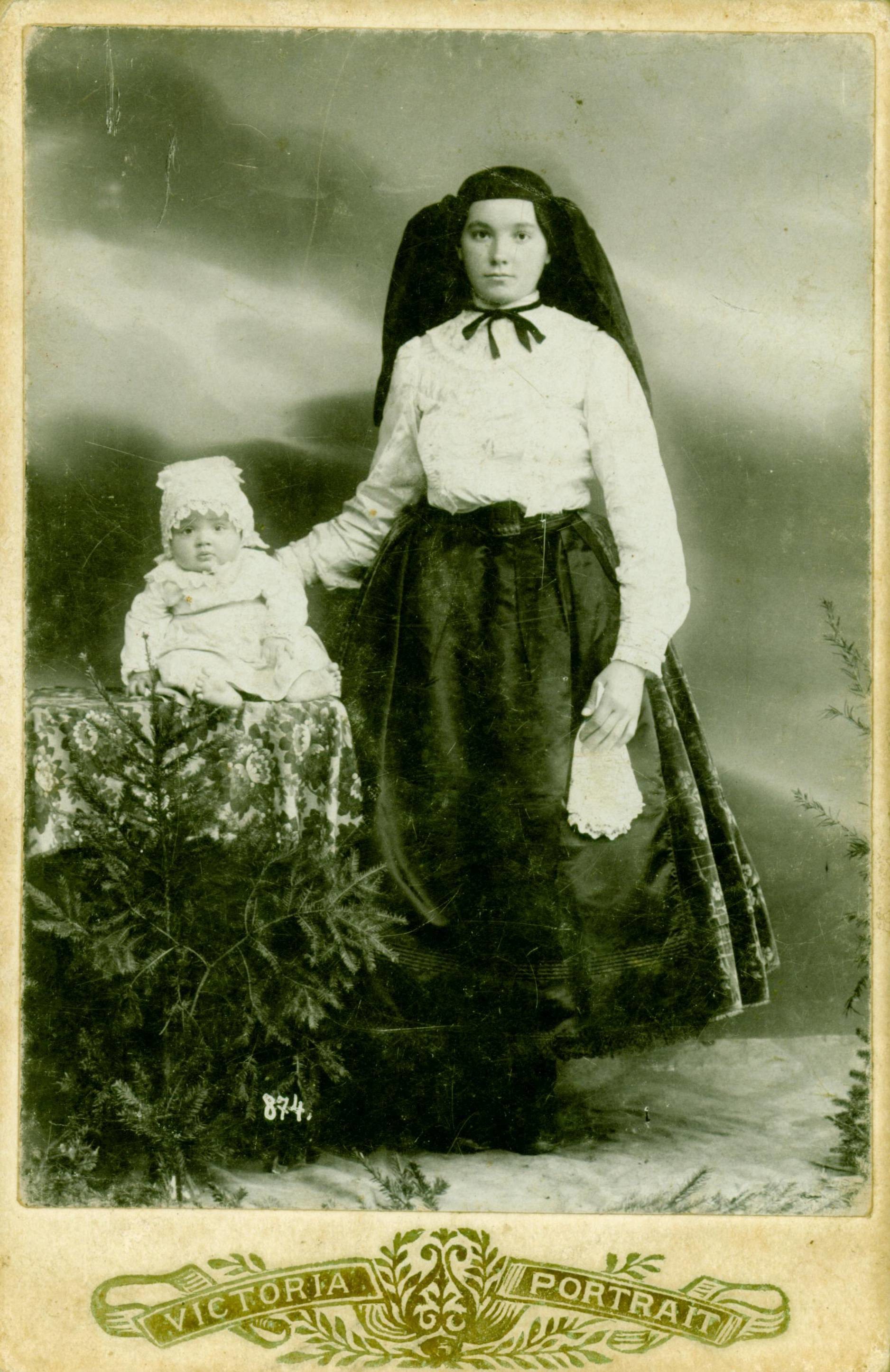 Somogyacsai menyecske és csecsemő viselet 1915 (Rippl-Rónai Múzeum CC BY-NC-ND)