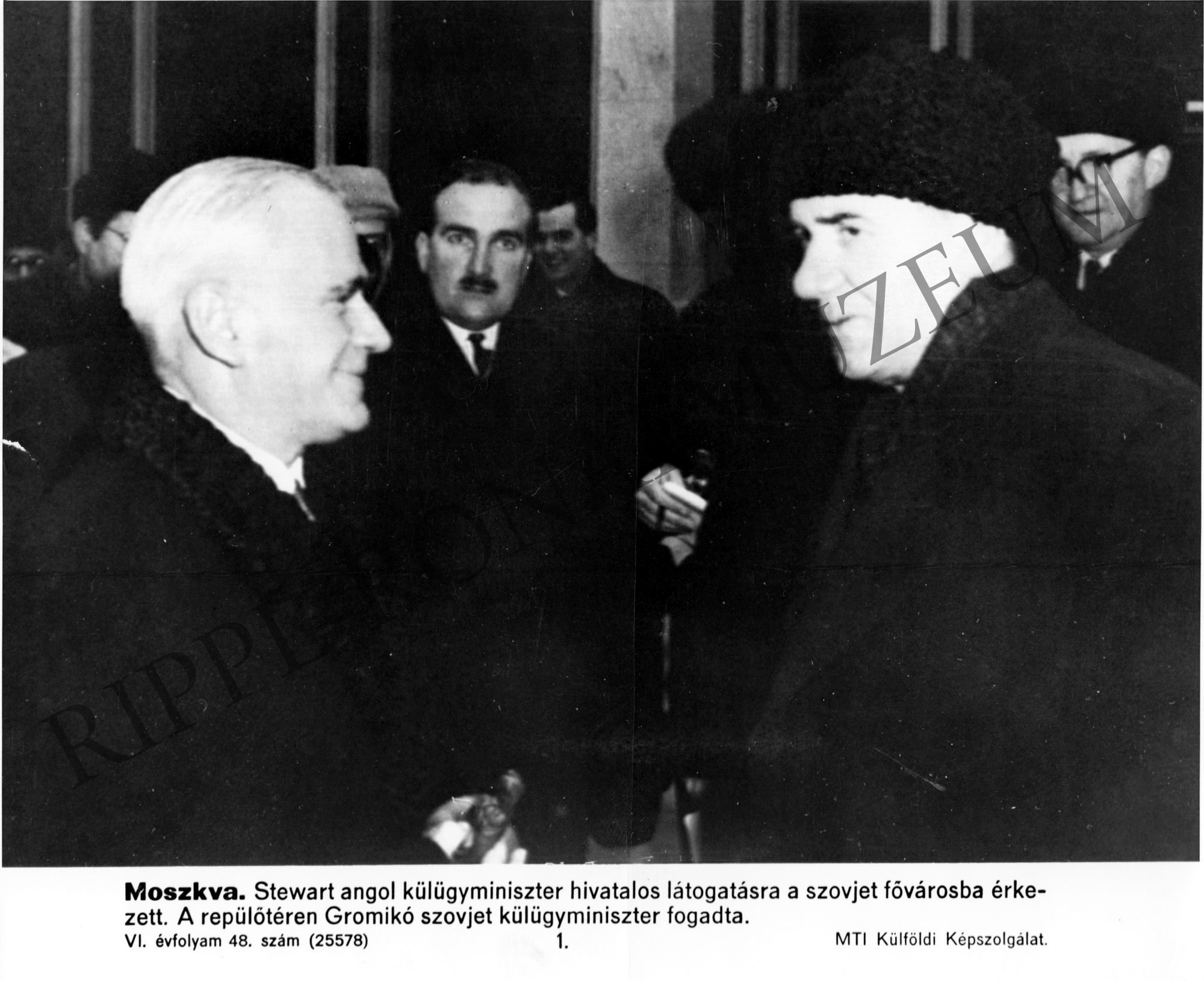 Stewart angol külügyminiszte t a moszkvai repülőtéren Gromikó szovjet külügyminiszter fogadta (Rippl-Rónai Múzeum CC BY-NC-SA)