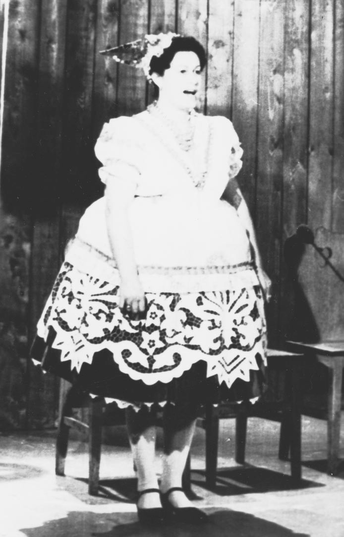 Sümegi Györgyné 1930-as évek törökkoppányi viseletben (Rippl-Rónai Múzeum CC BY-NC-ND)