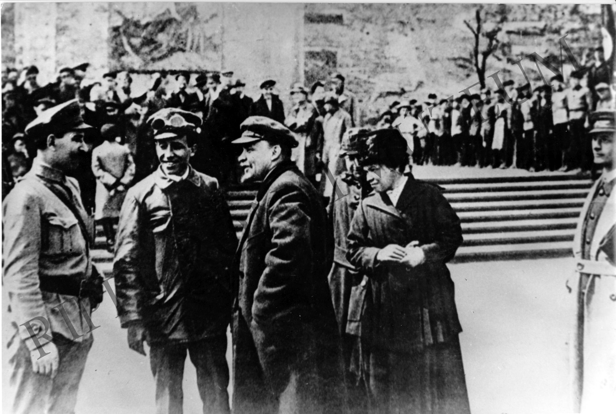 Szamuely Tibor Moszkvában a felvonuláson a Vörös téren 1919. május 15-én Lenin és Krupszkaja társaságában (Rippl-Rónai Múzeum CC BY-NC-SA)