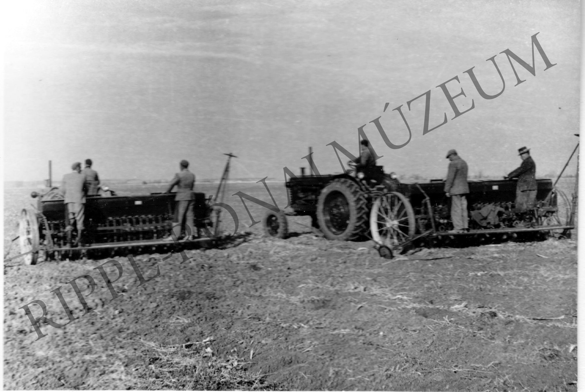 Őszi vetés. Két traktor vetőgéppel első ízben a tsz földjén (Rippl-Rónai Múzeum CC BY-NC-SA)