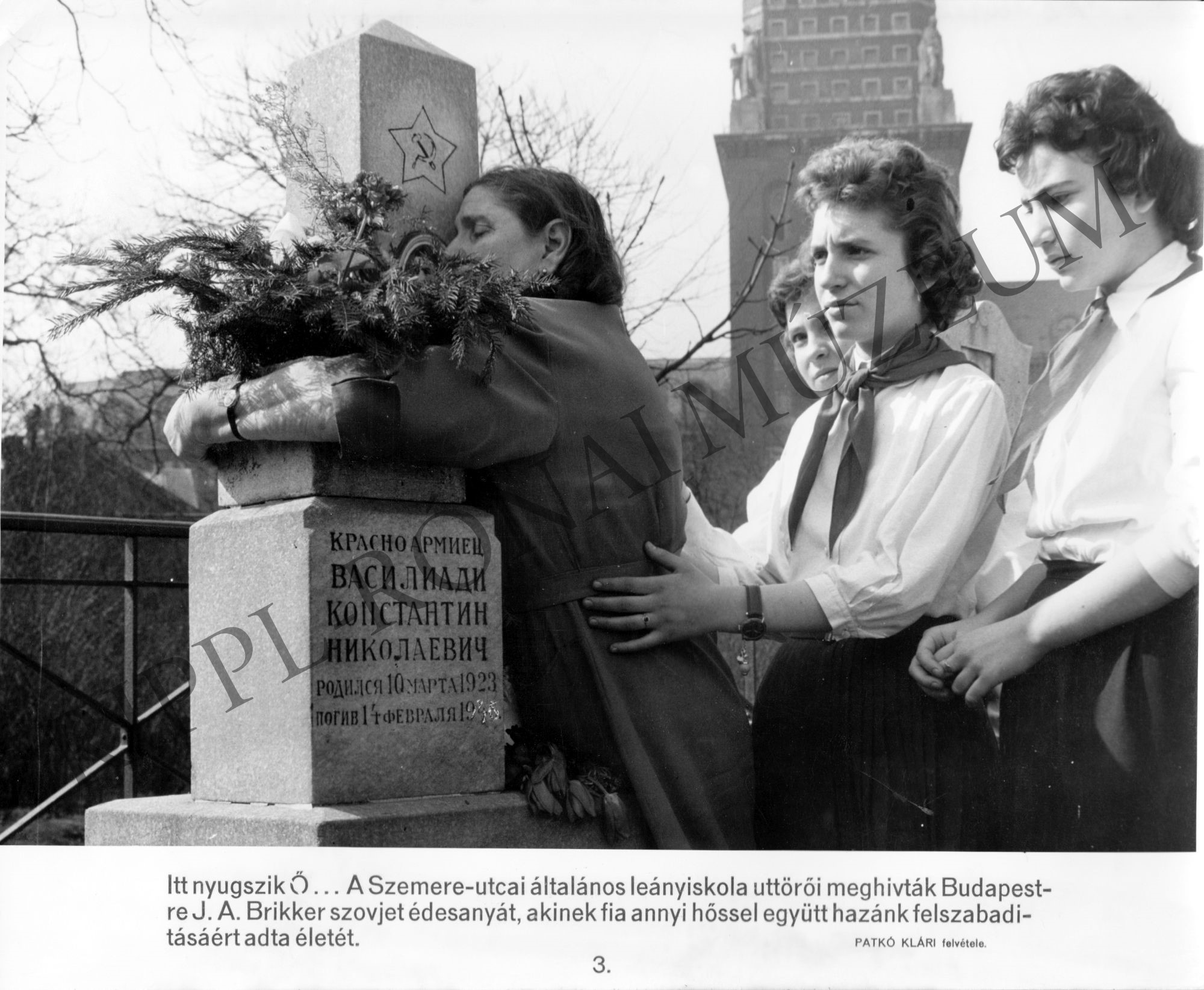 Szovjet édesanya hősi halált halt fia síremlékénél Budapesten (Rippl-Rónai Múzeum CC BY-NC-SA)