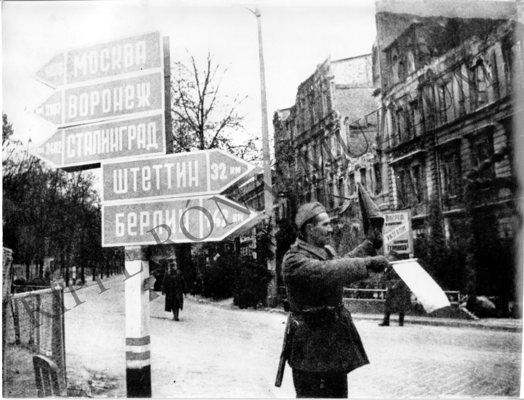 Szovjet katona irányítja a forgalmat Berlin felé (Rippl-Rónai Múzeum CC BY-NC-SA)