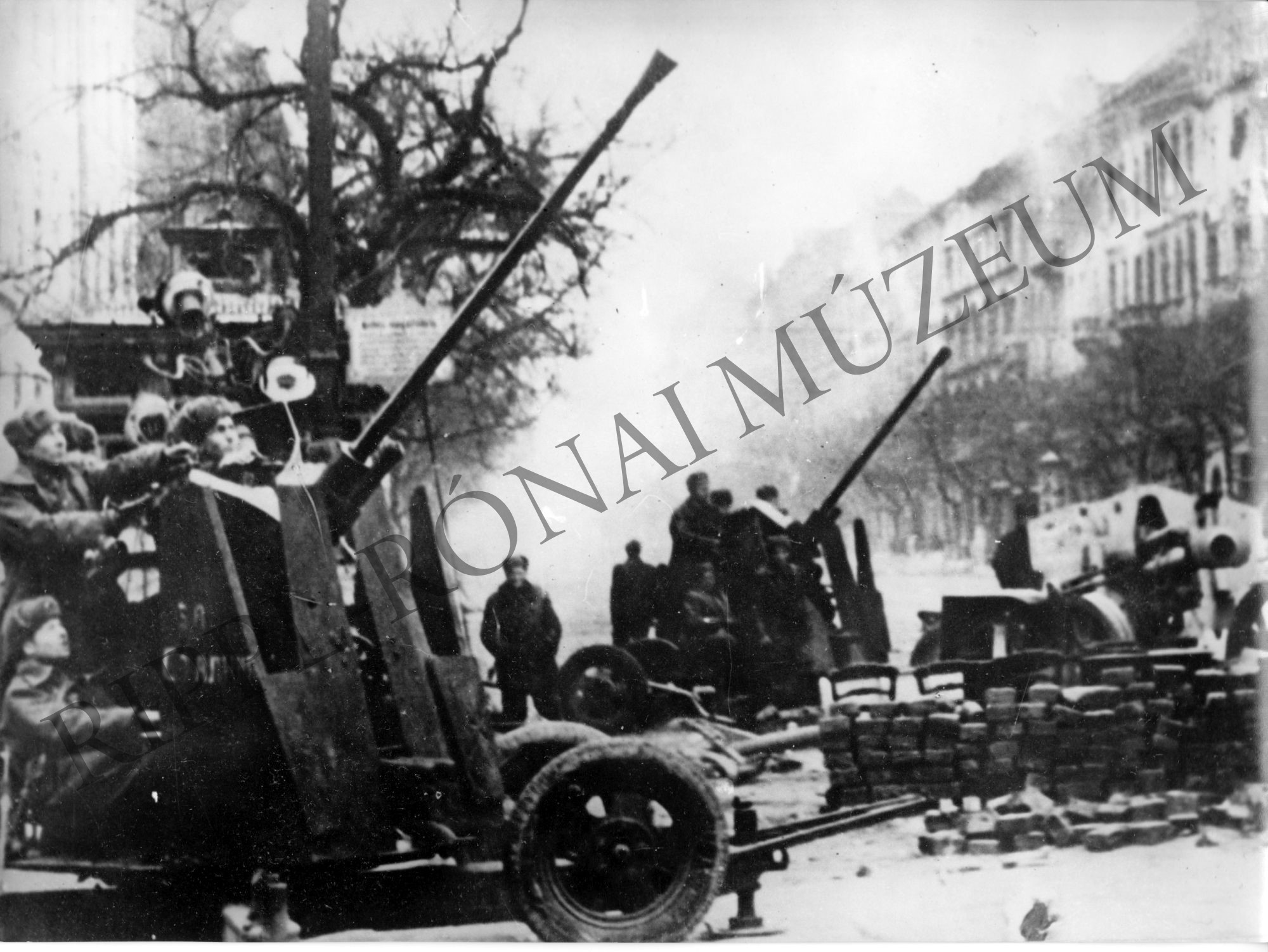 Szovjet légelhárító ütegek a Rákóczi úton (Rippl-Rónai Múzeum CC BY-NC-SA)