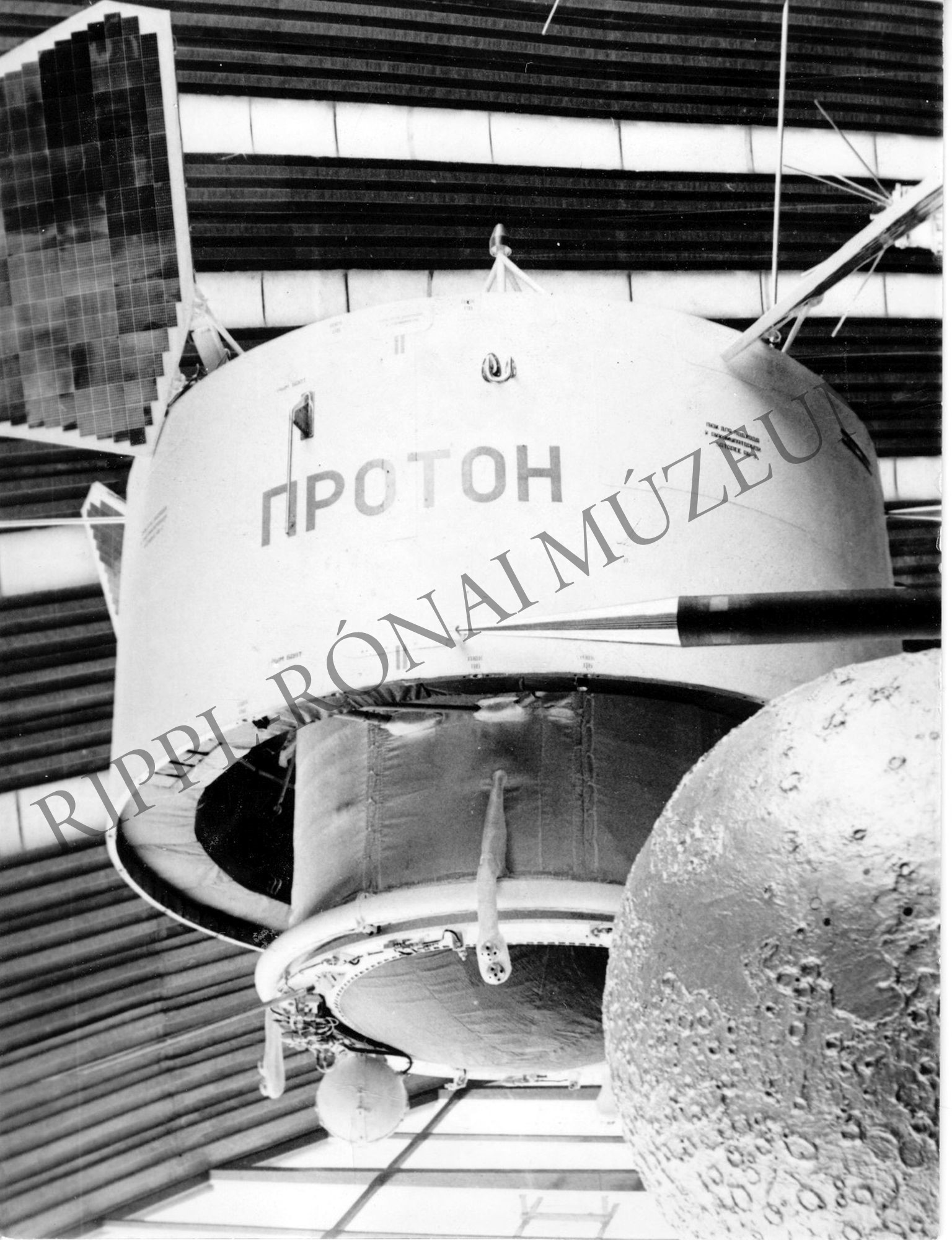 Szovjet Tudomány és Technika kiállítás - A Proton-1 űrállomás az űrpavilonból (Rippl-Rónai Múzeum CC BY-NC-SA)