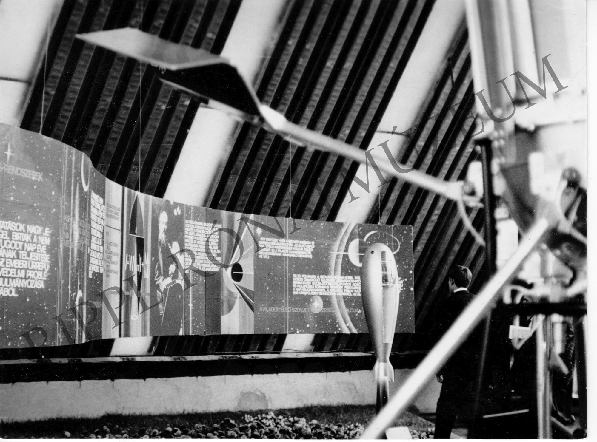 Szovjet Tudomány és Technika kiállítás - Elektron-1 űrállomás, háttérbenCialkovszkij űrrakétája az űrpavilonból (Rippl-Rónai Múzeum CC BY-NC-SA)