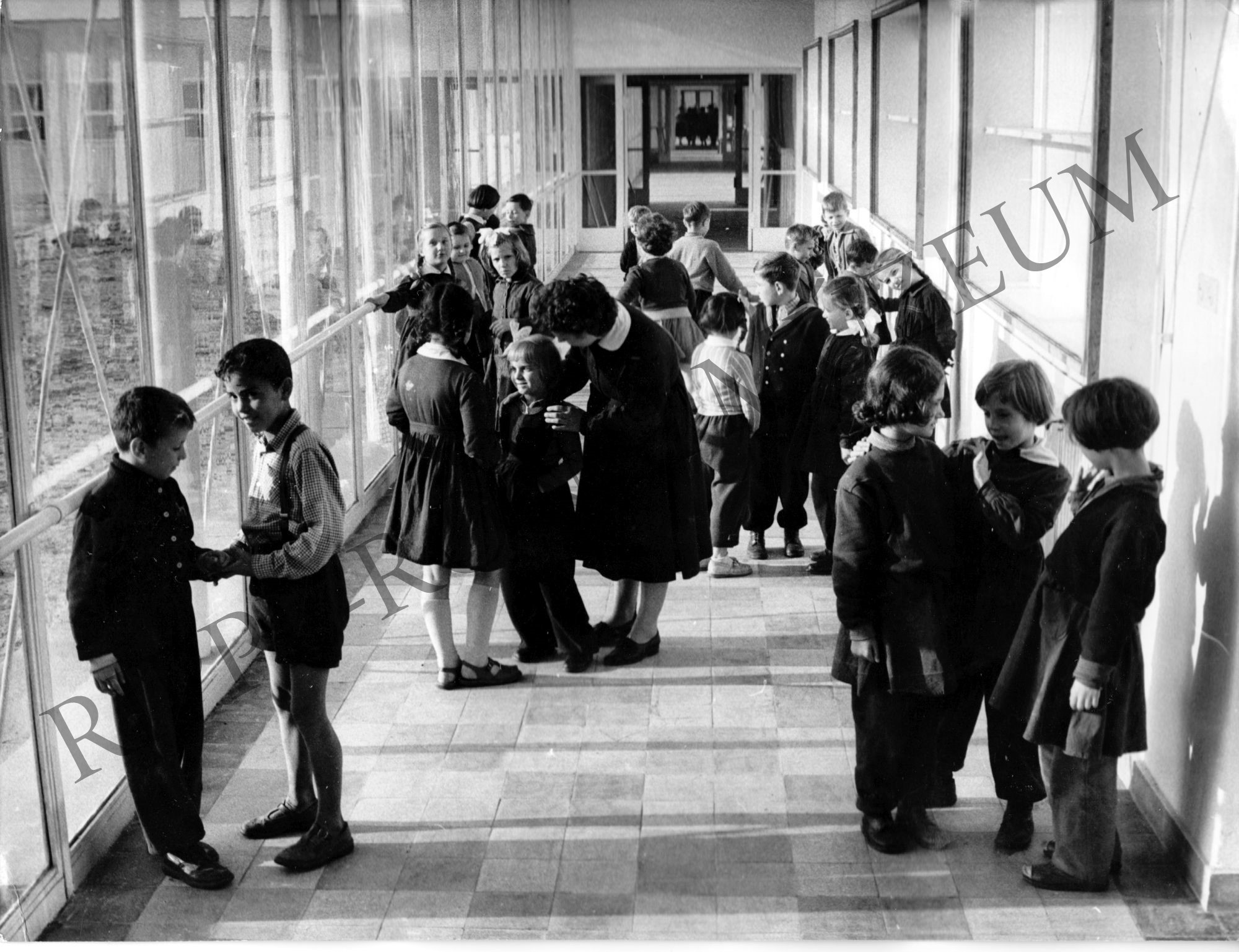 Szünet az üllői úti lakótelep új általános iskolájában (Rippl-Rónai Múzeum CC BY-NC-SA)