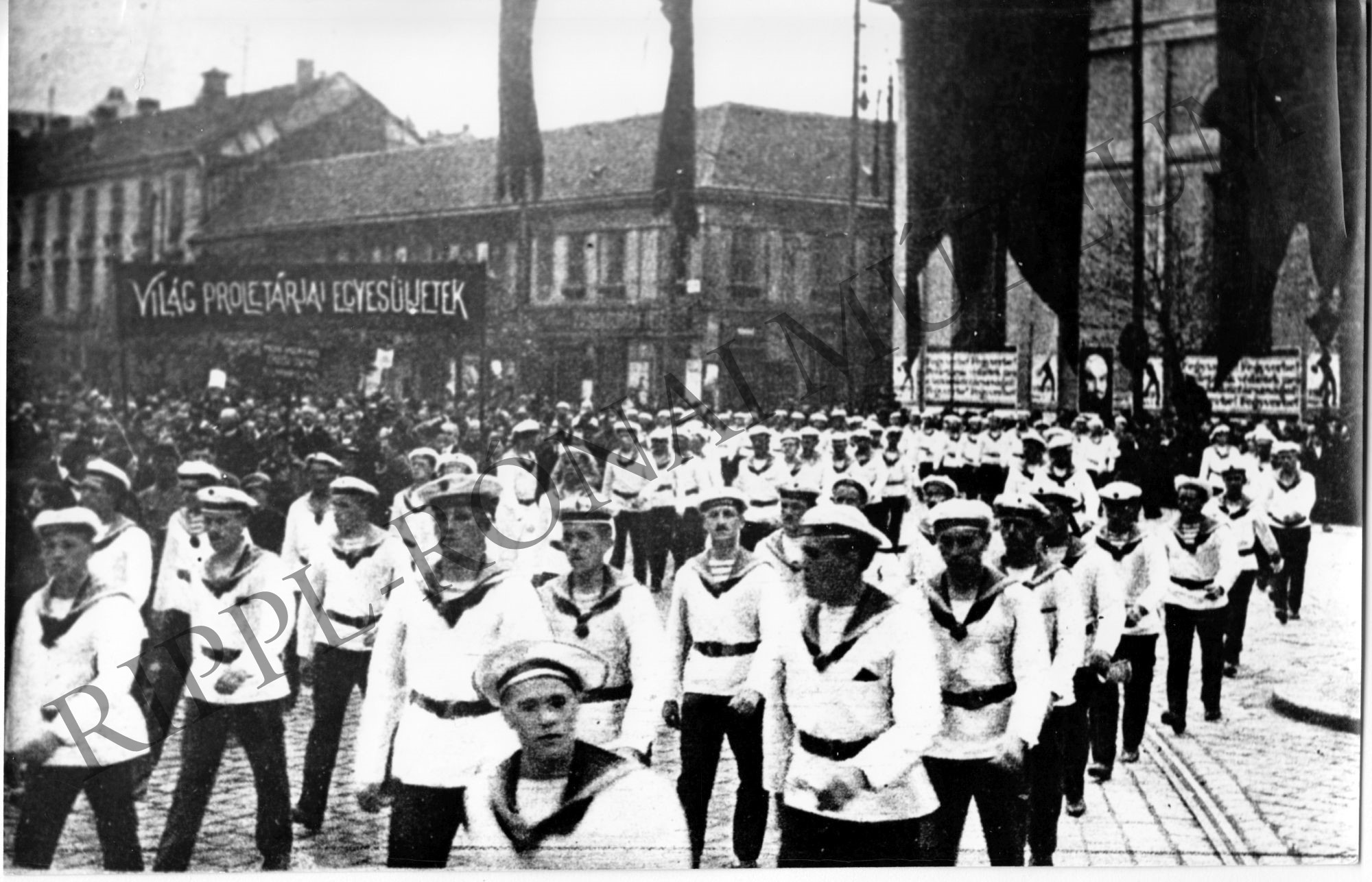 Tengerészek felvonulása 1919. május 1-jén Budapesten (Rippl-Rónai Múzeum CC BY-NC-SA)