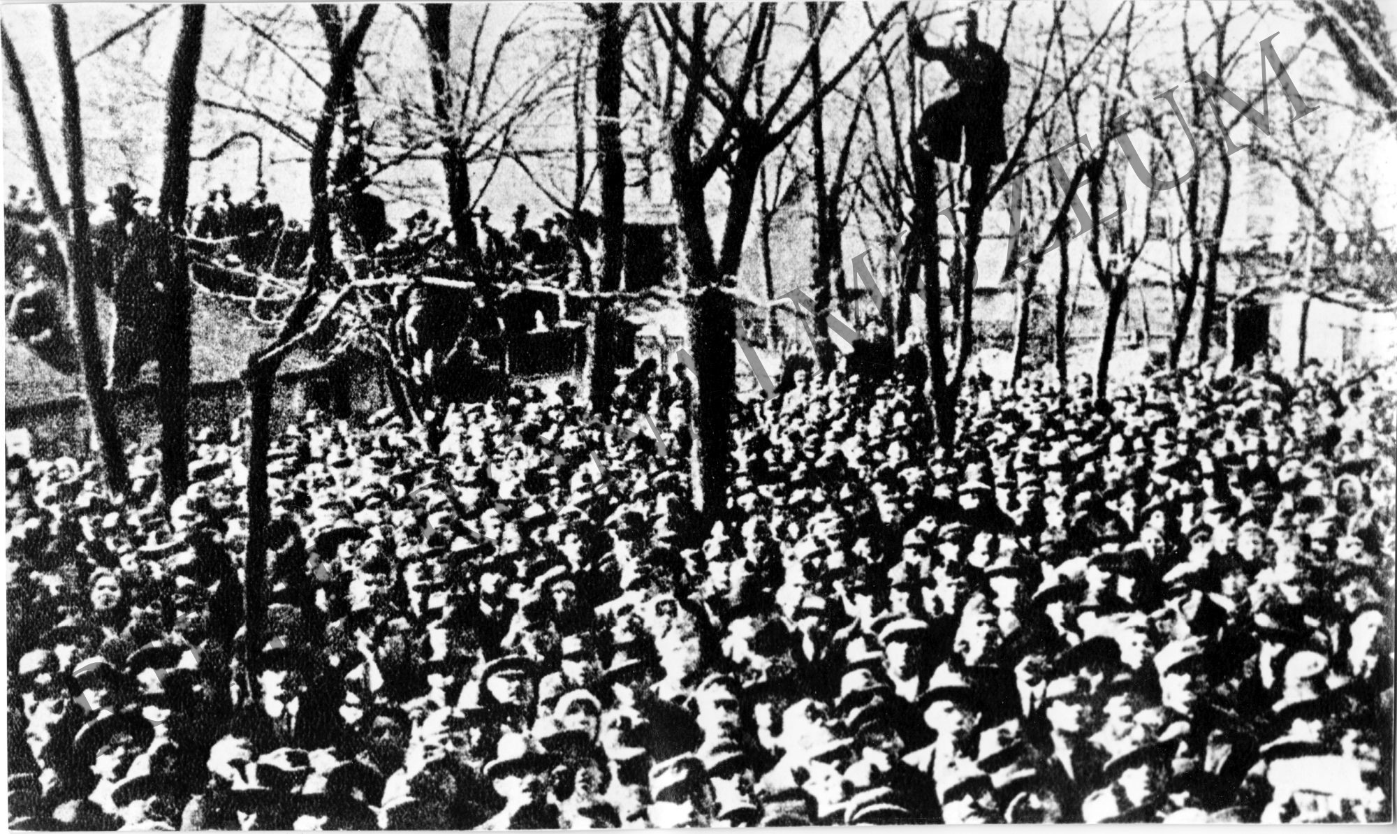 Tiltakozik a munkásság a KMP üldözése ellen. 1919 február vége (Rippl-Rónai Múzeum CC BY-NC-SA)