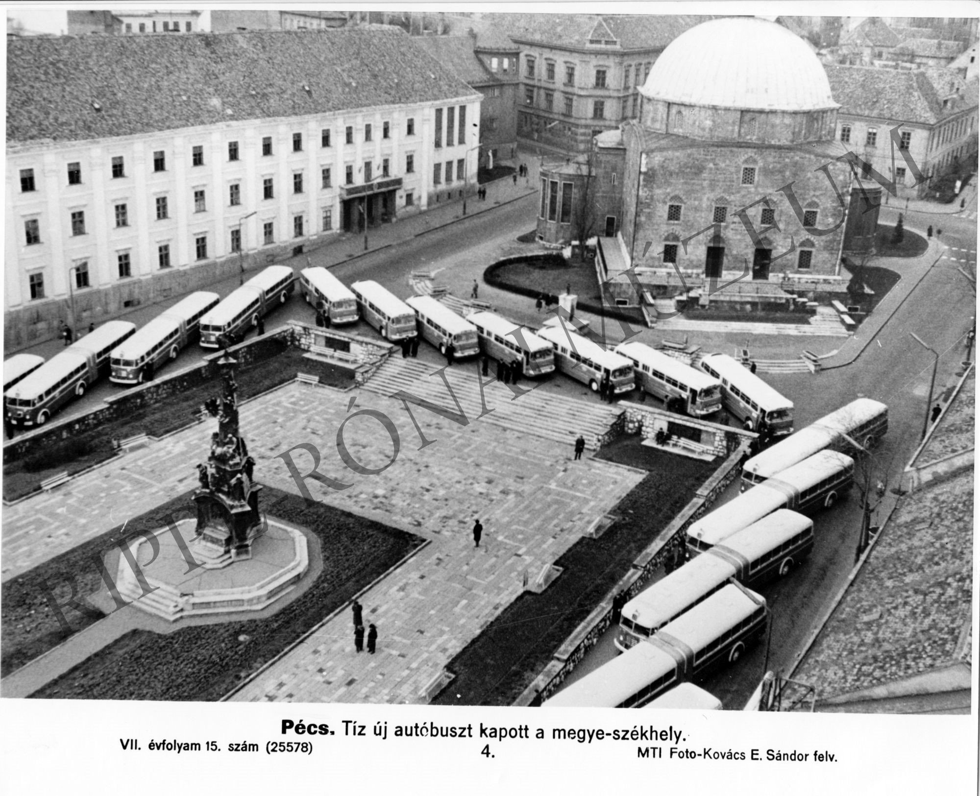 Tíz új autóbusz a pécsi Széchenyi téren (Rippl-Rónai Múzeum CC BY-NC-SA)