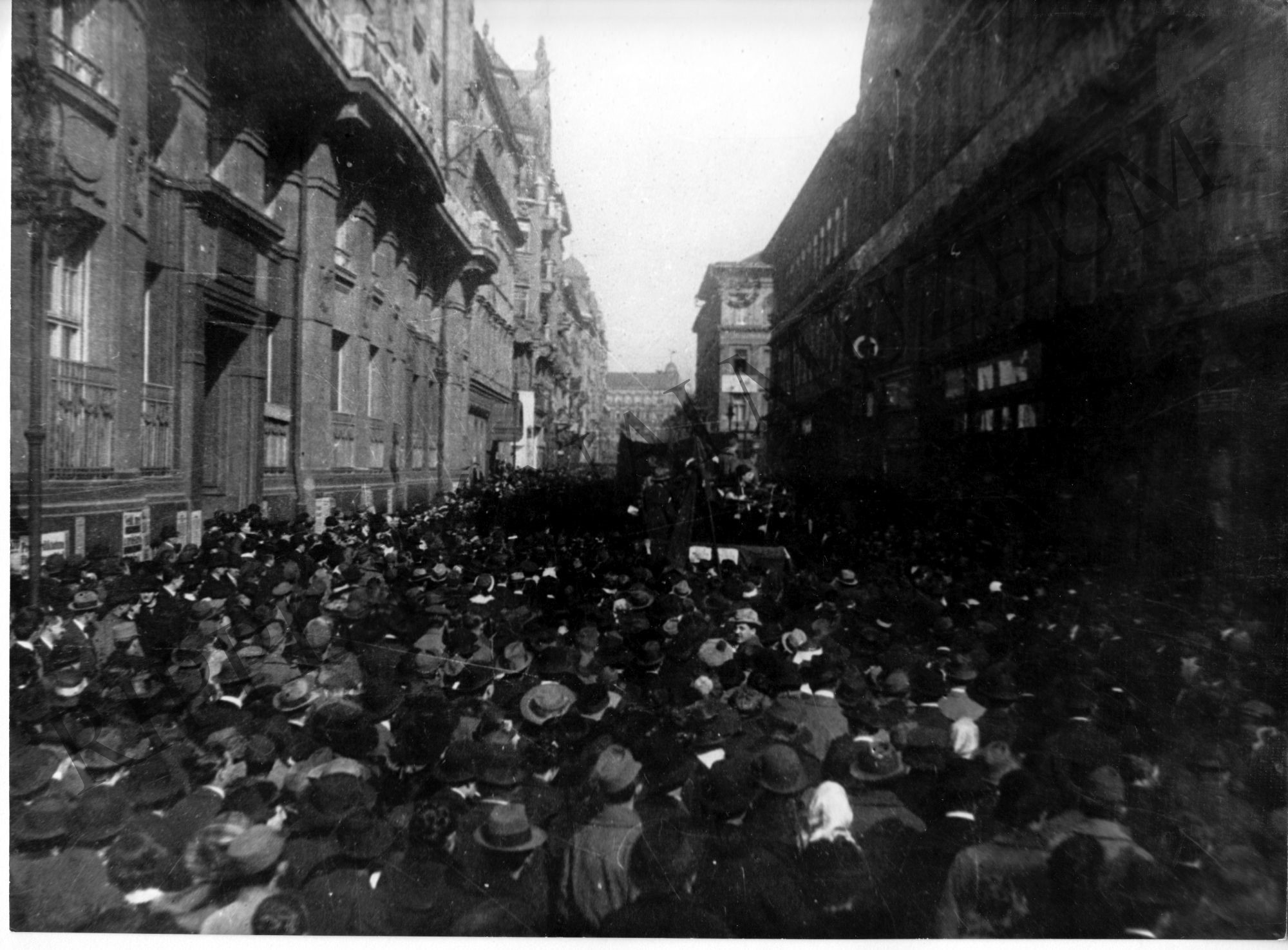 Toborzó menet a Fürdő utcában. 1919. (Rippl-Rónai Múzeum CC BY-NC-SA)