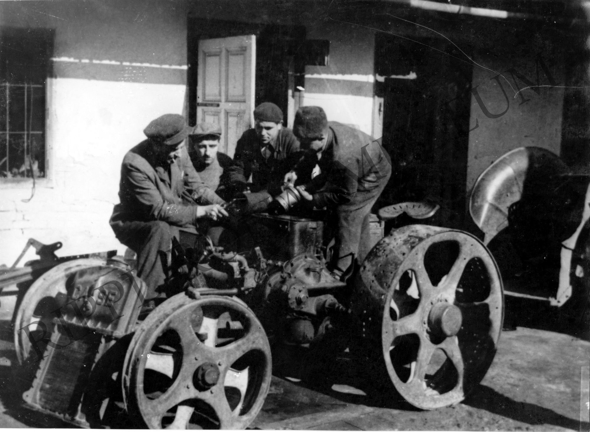 Traktorjavítás a kiskunfélegyházi gépállomáson (Rippl-Rónai Múzeum CC BY-NC-SA)
