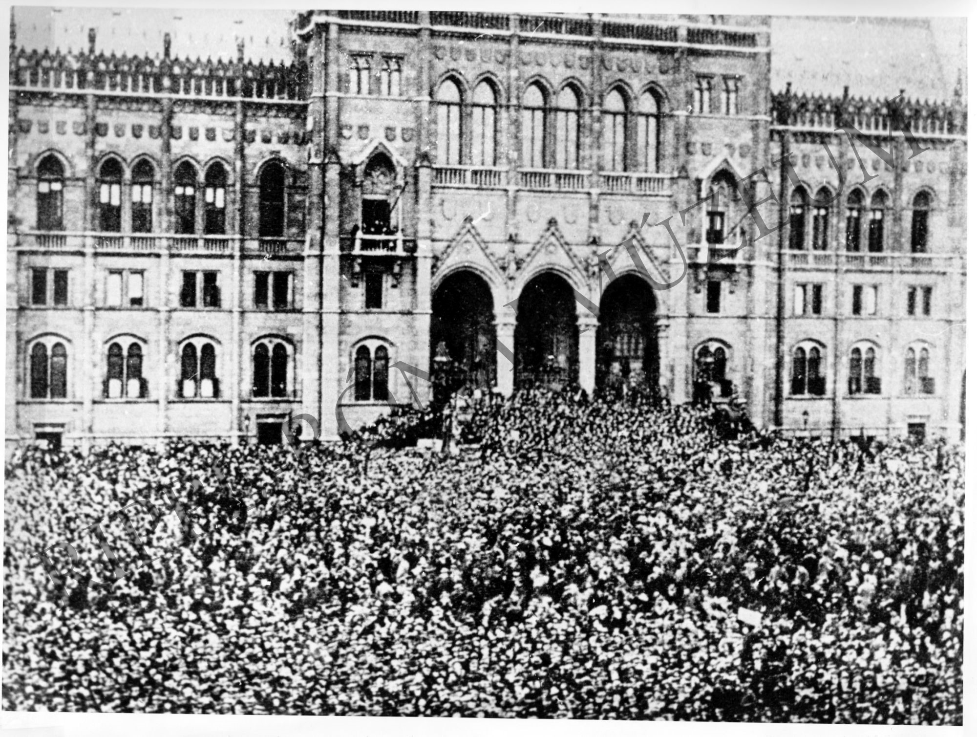 Tüntető tömeg a Parlament előtt. 1919. (Rippl-Rónai Múzeum CC BY-NC-SA)