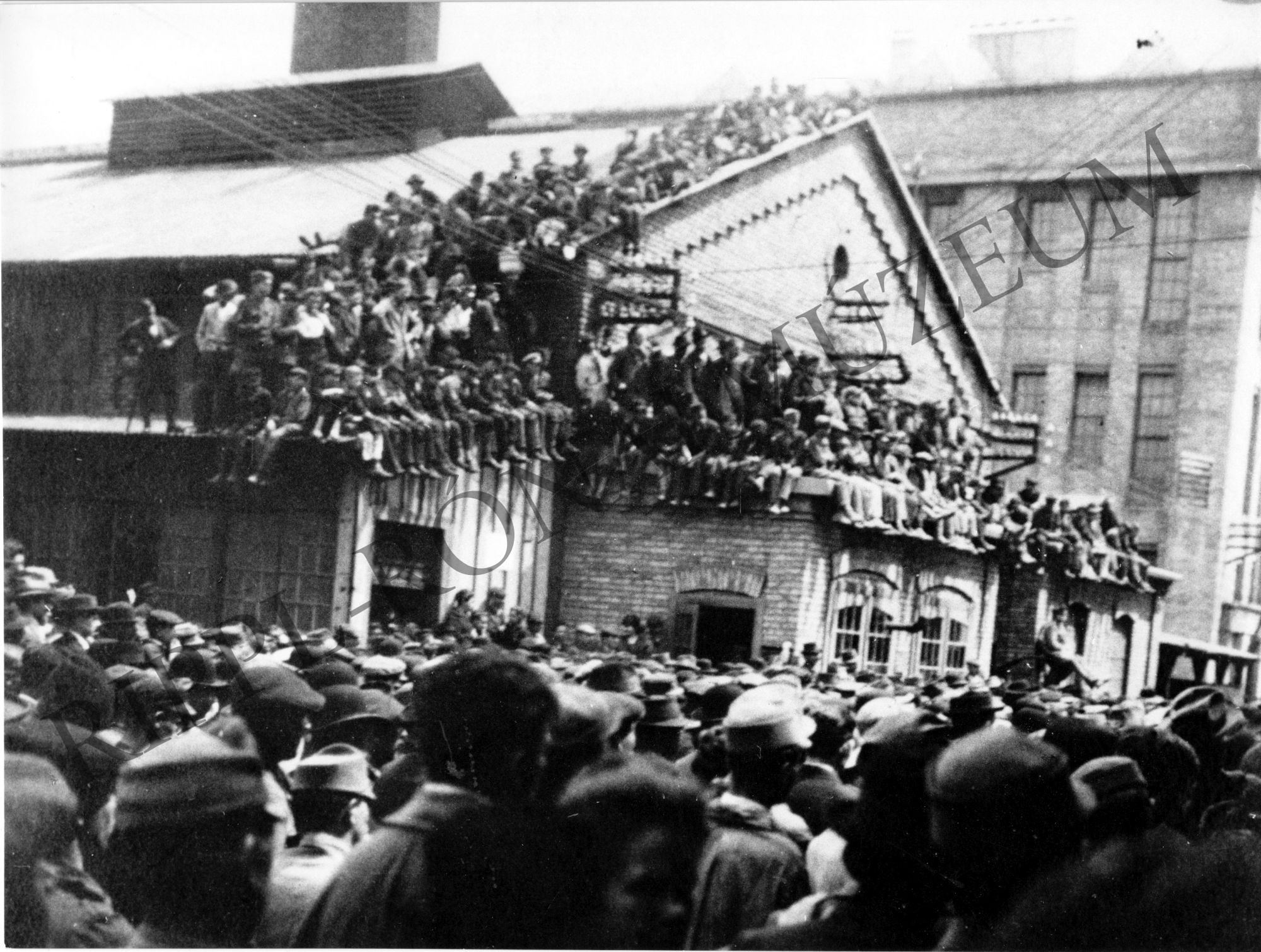 Tüntetés a kommunisták kiszabadításáért 1919. március 28-án Budapesten (Rippl-Rónai Múzeum CC BY-NC-SA)