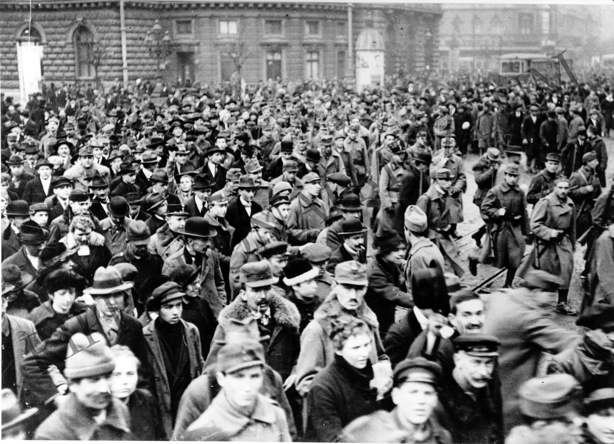 Tüntetés a Népszava székháza előtt 1919. február 20-án (Rippl-Rónai Múzeum CC BY-NC-SA)