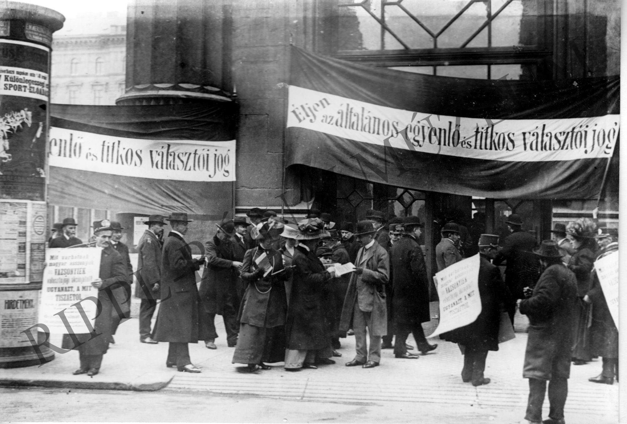 Választójogi tüntetés az első világháború előtt (Rippl-Rónai Múzeum CC BY-NC-SA)