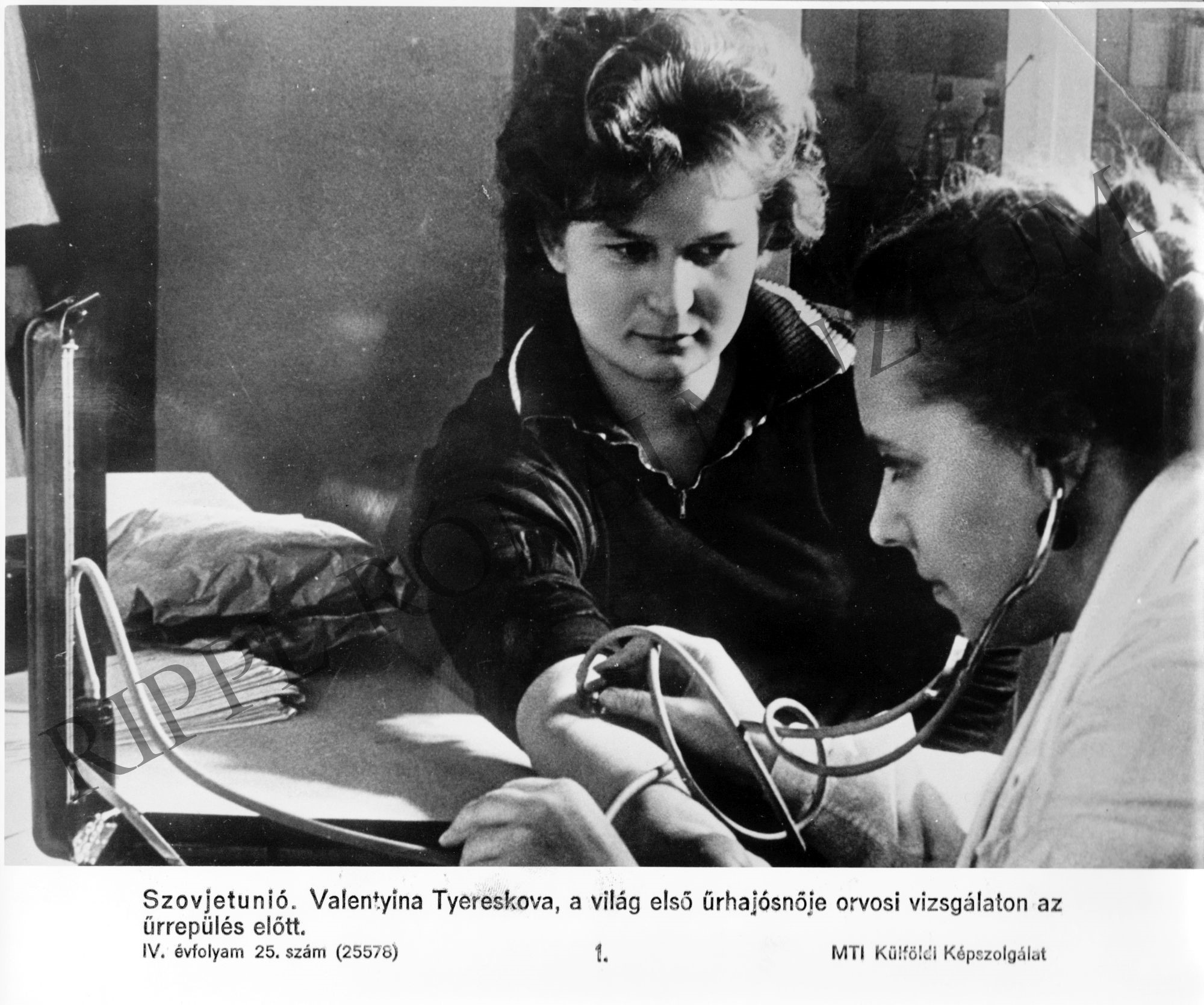 Valentyina Tyereskova, a világ első űrhajósnője orvosi vizsgálaton az űrrepülés előtt (Rippl-Rónai Múzeum CC BY-NC-SA)