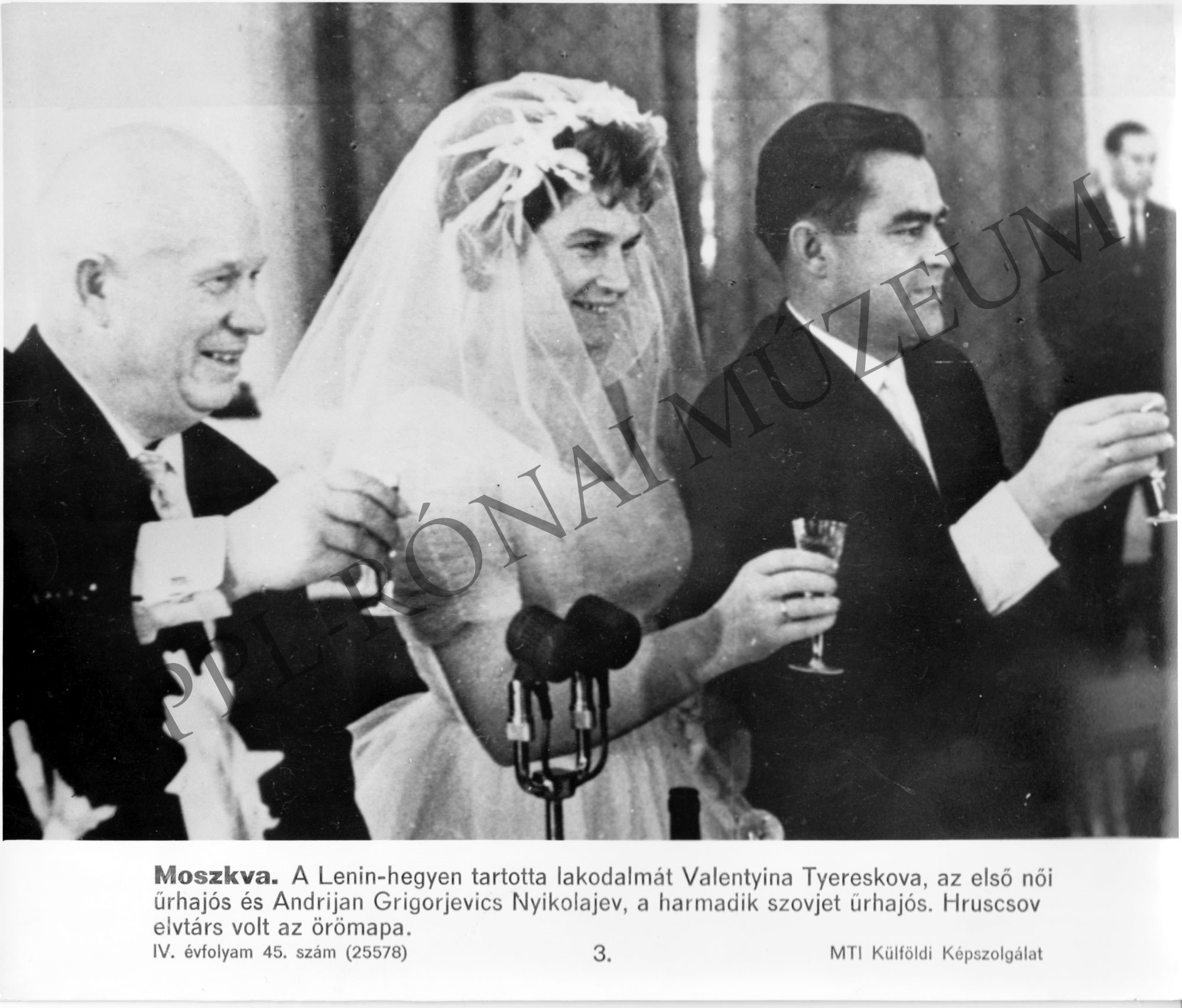 Valentyina Tyereskova és Andrijan Grigorjevics Nyikolajev esküvője. Hruscsov volt az örömapa (Rippl-Rónai Múzeum CC BY-NC-SA)