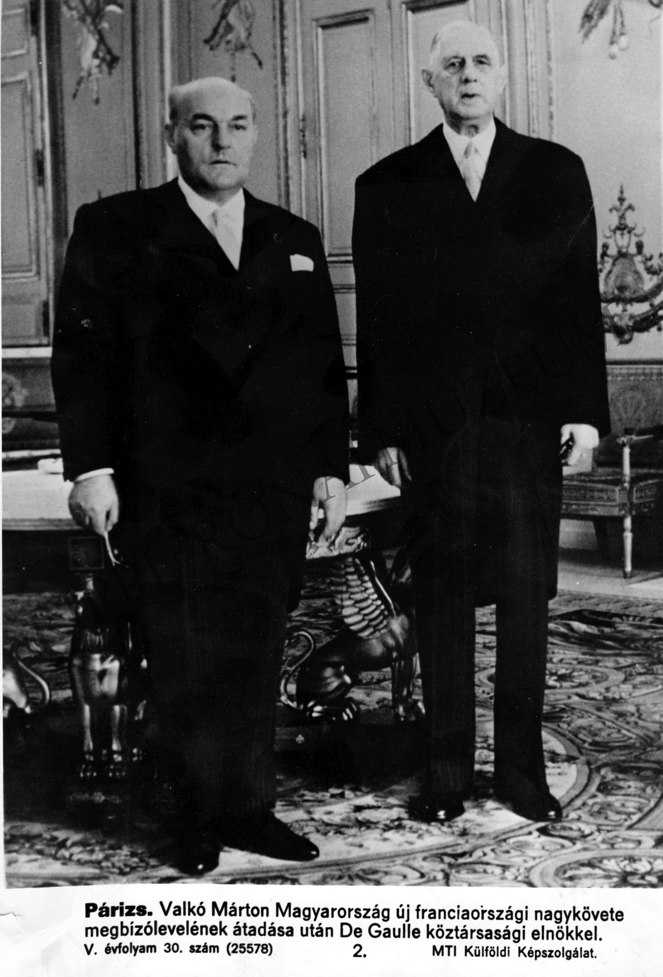 Valkó Márton Magyarország új franciaországi nagykövete megbízólevele átadása után De Gaulle köztársasági elnökkel (Rippl-Rónai Múzeum CC BY-NC-SA)