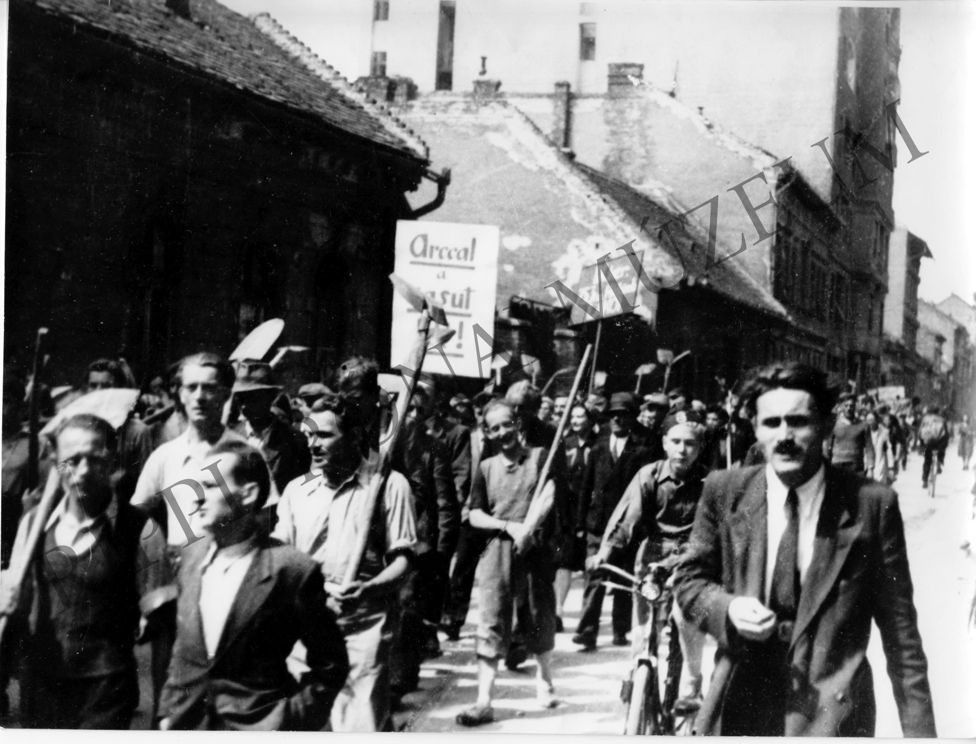 Vasútépítő munkára indulnak a IX. ker.-i pártszervezet toborozta önkéntesek. 1945.. (Rippl-Rónai Múzeum CC BY-NC-SA)