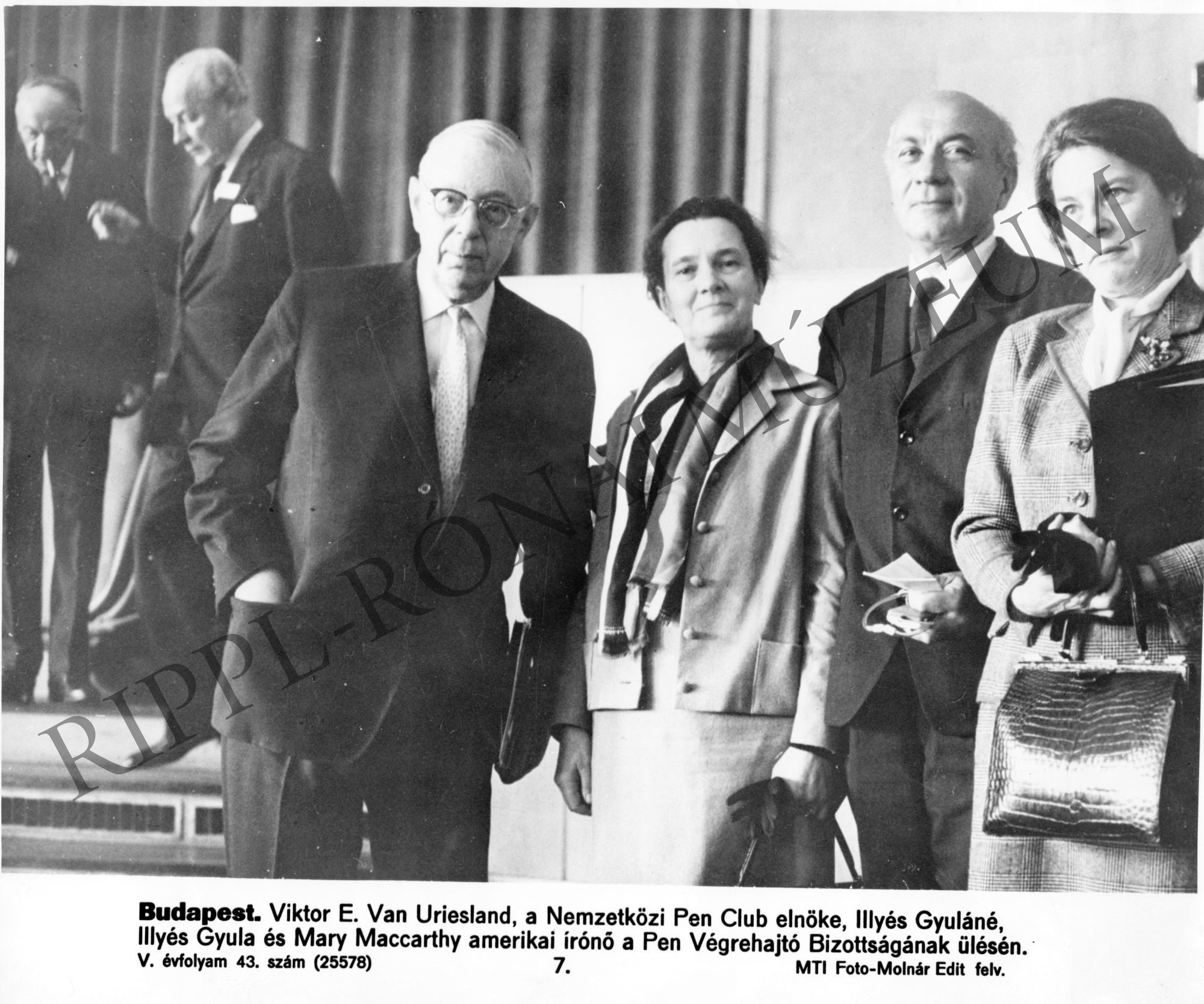 Viktor E. Van Uriesland, a Nemzetközi Pen Club elnöke, Illyés Gyuláné, Illyés Gyula és Mary Maccarthy amerikai írónő a Pen Végrehajtó Bizottságának ülésén (Rippl-Rónai Múzeum CC BY-NC-SA)
