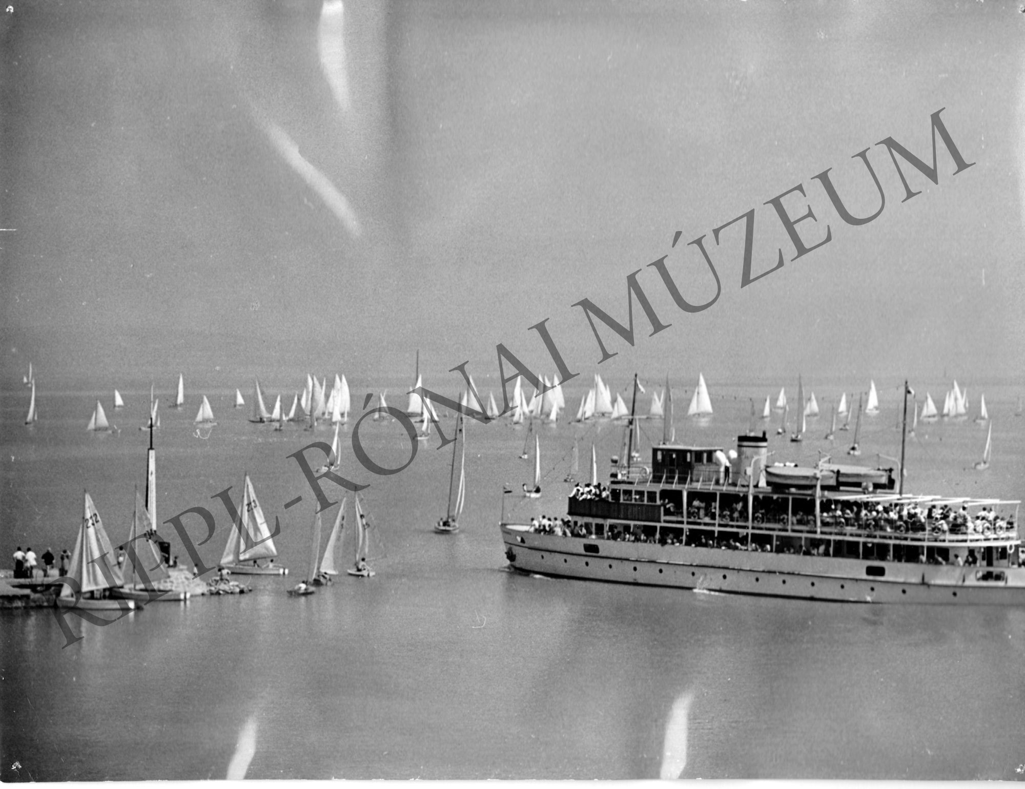 Vitorlások és egy kiránduló hajó a Balatonon (Rippl-Rónai Múzeum CC BY-NC-SA)