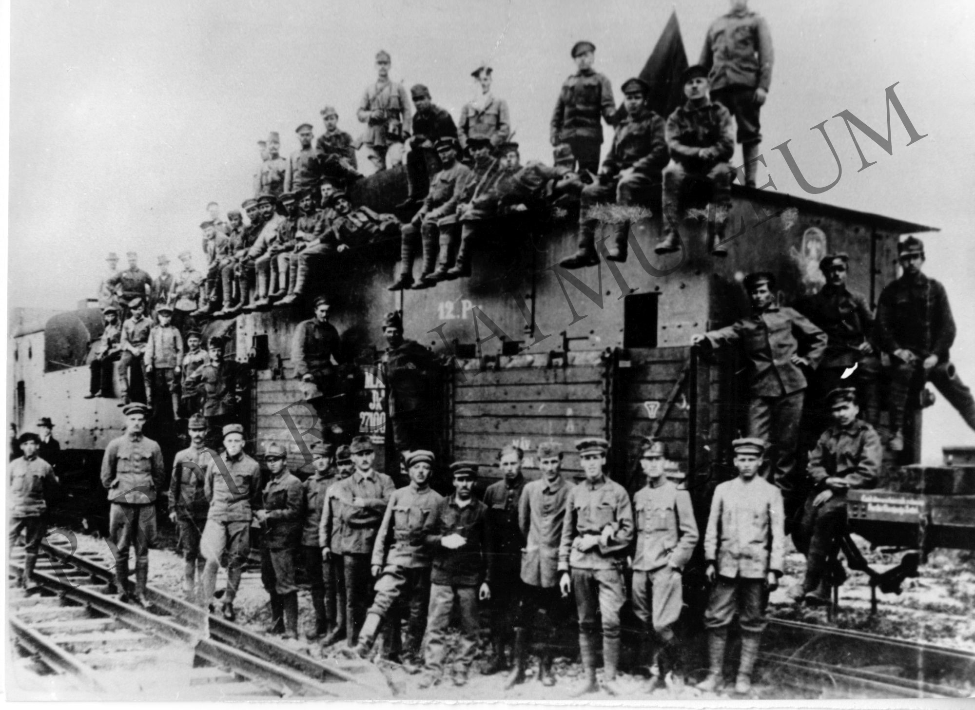 Vöröskatonák páncélvonata Szolnok állomáson. 1919. (Rippl-Rónai Múzeum CC BY-NC-SA)