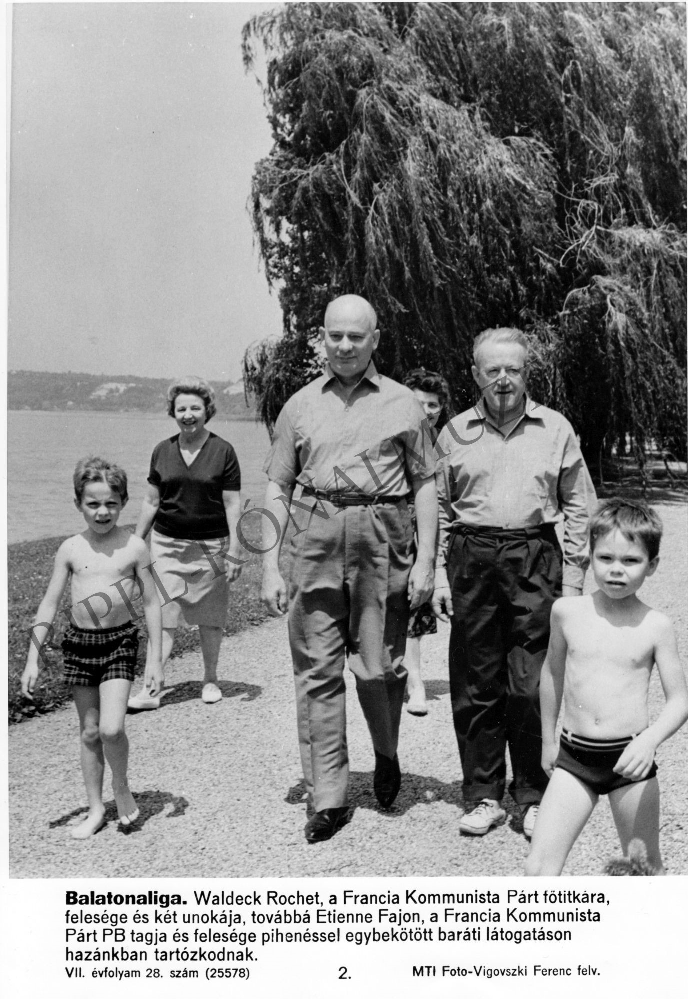 Waldeck Rochet, a Francia Kommunista Párt főtitkára, felesége és két unokája, továbbá Etienne Fajon, a párt PB tagja és felesége pihenni jött hazánkba (Rippl-Rónai Múzeum CC BY-NC-SA)