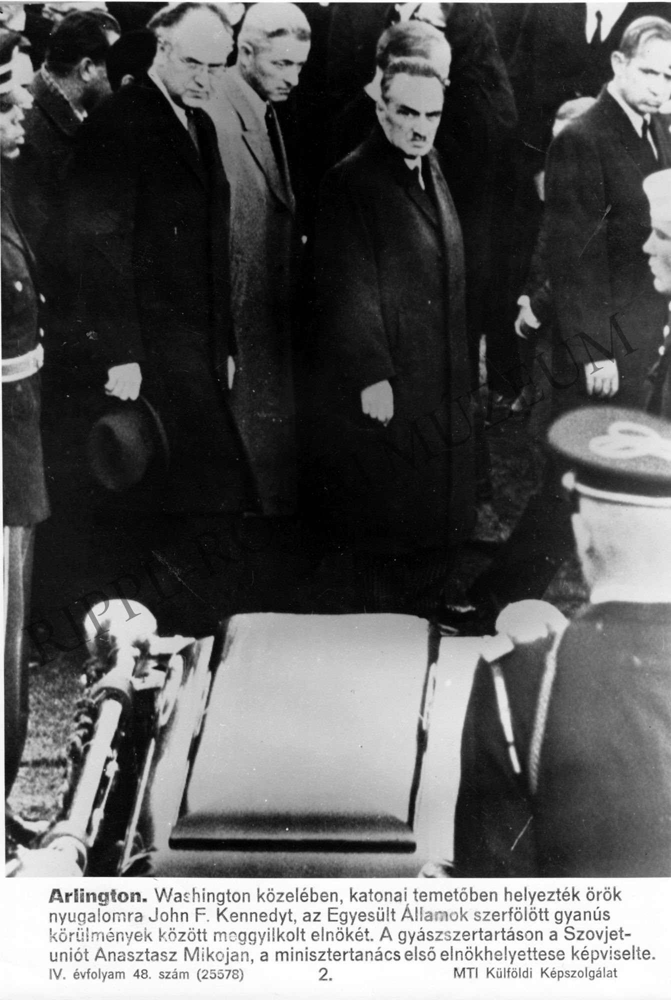 Washington közelében, katonai temetőben helyezték örök nyugalomra J.F. Kennedyt, az Egyesült Államok meggyilkolt elnökét. (Rippl-Rónai Múzeum CC BY-NC-SA)