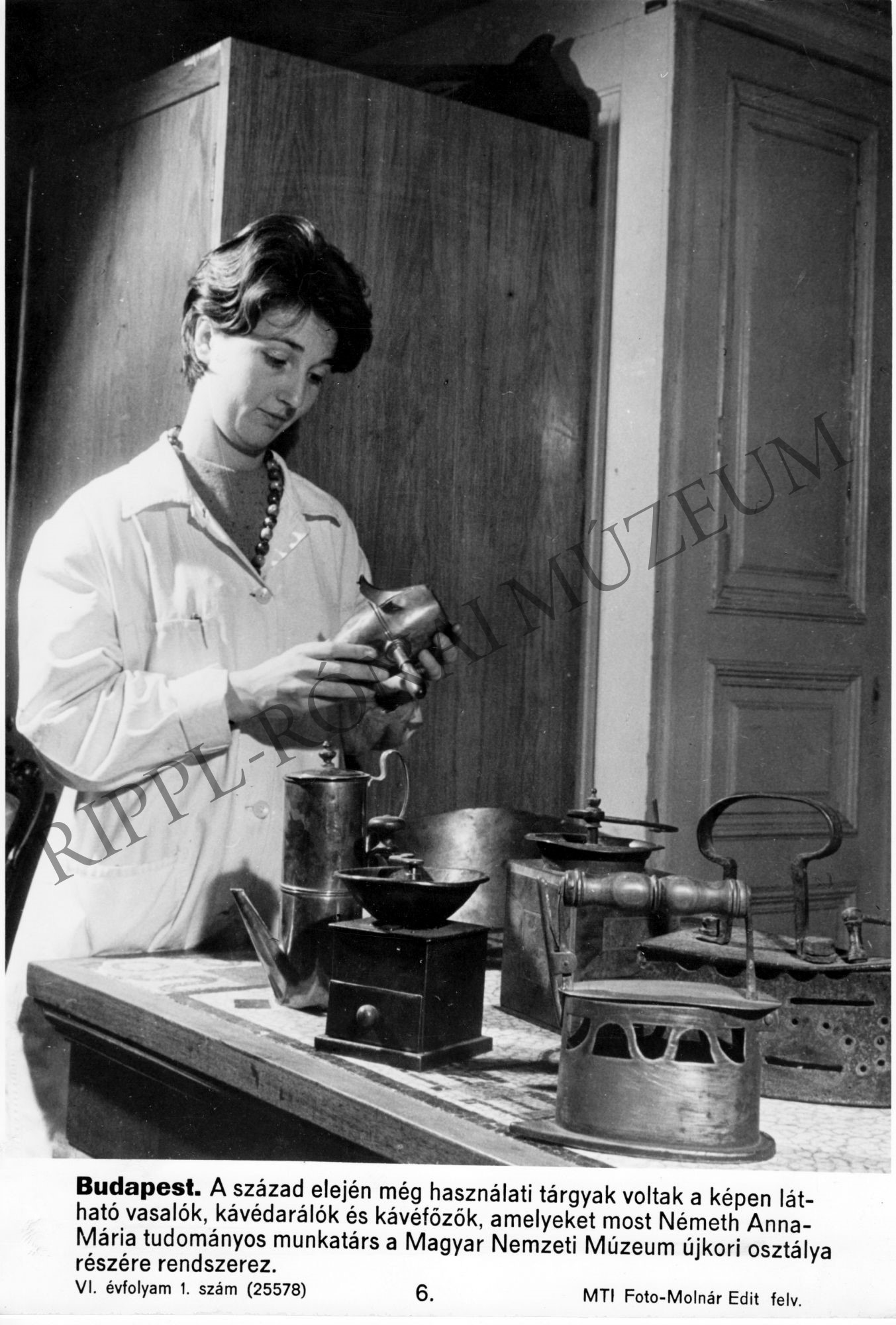 XX. század elején használt vasalókat, kávédarálókat és kávéfőzőket Németh Annamária, a Magyar Nemzeti Múzeum tudományos munkatársa rendezi (Rippl-Rónai Múzeum CC BY-NC-SA)