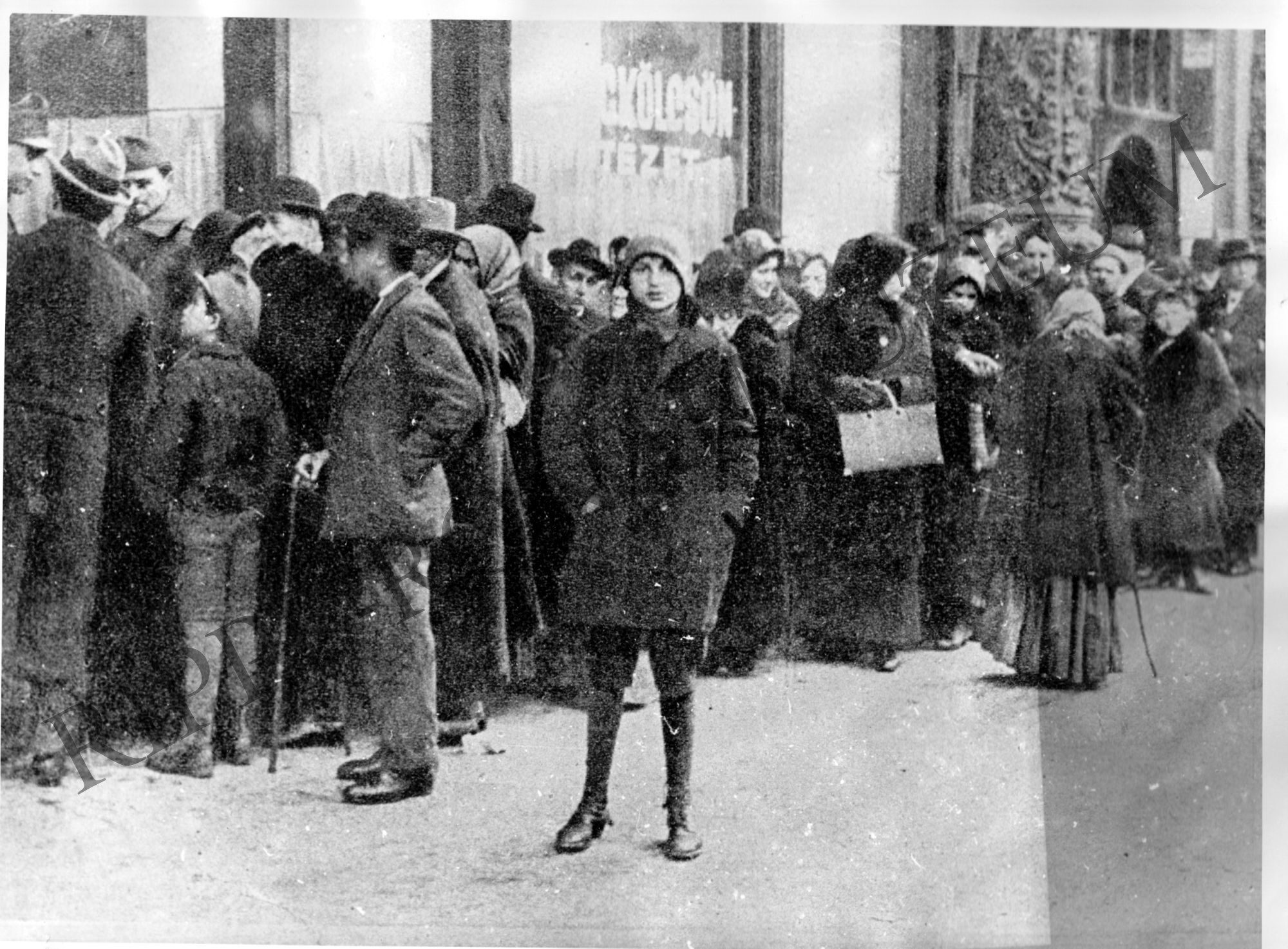 Zálogház előtt 1919. (Rippl-Rónai Múzeum CC BY-NC-SA)