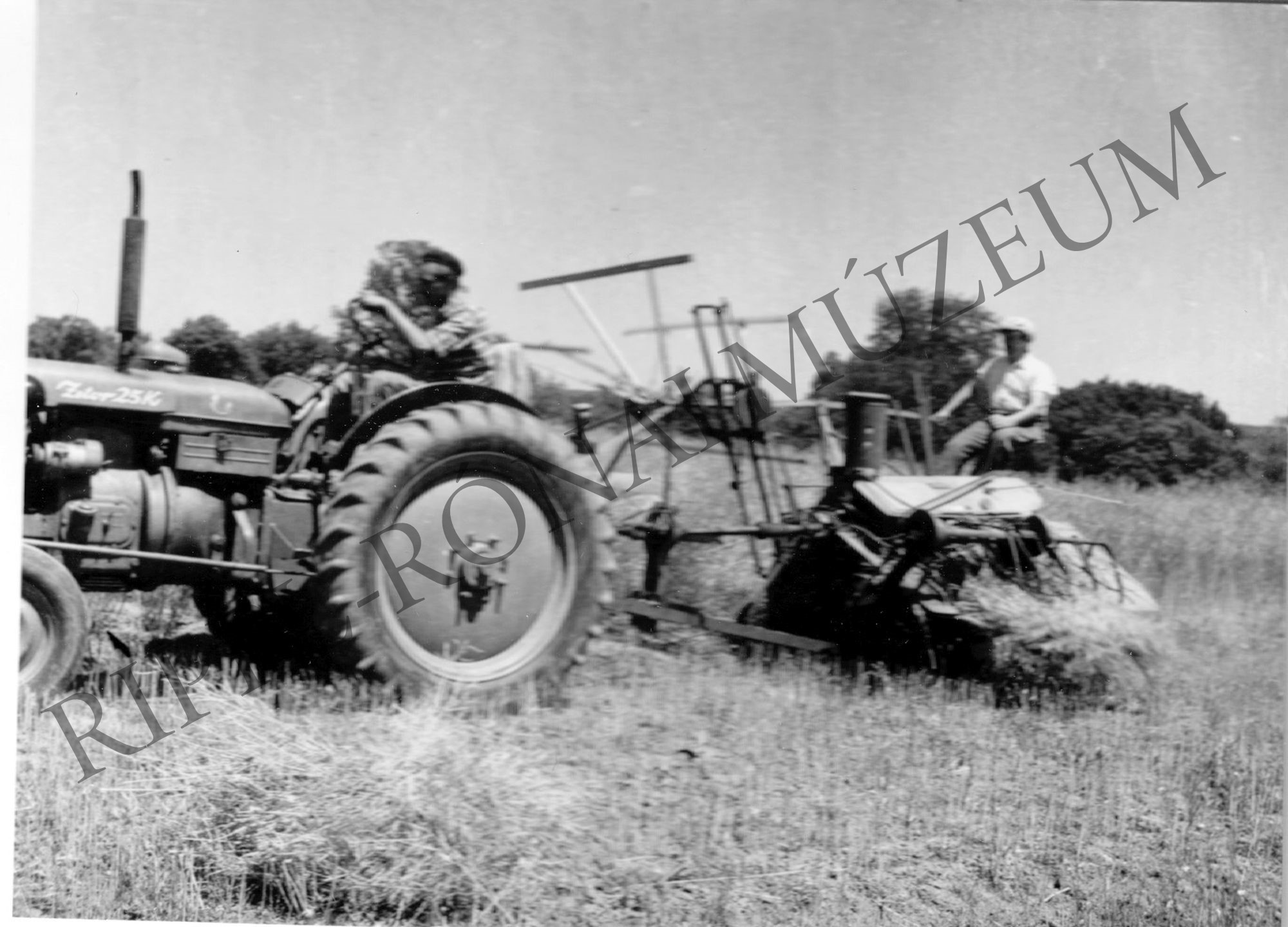 Zetor vontatta aratógép munkában egy somogyi tsz-ben (Rippl-Rónai Múzeum CC BY-NC-SA)