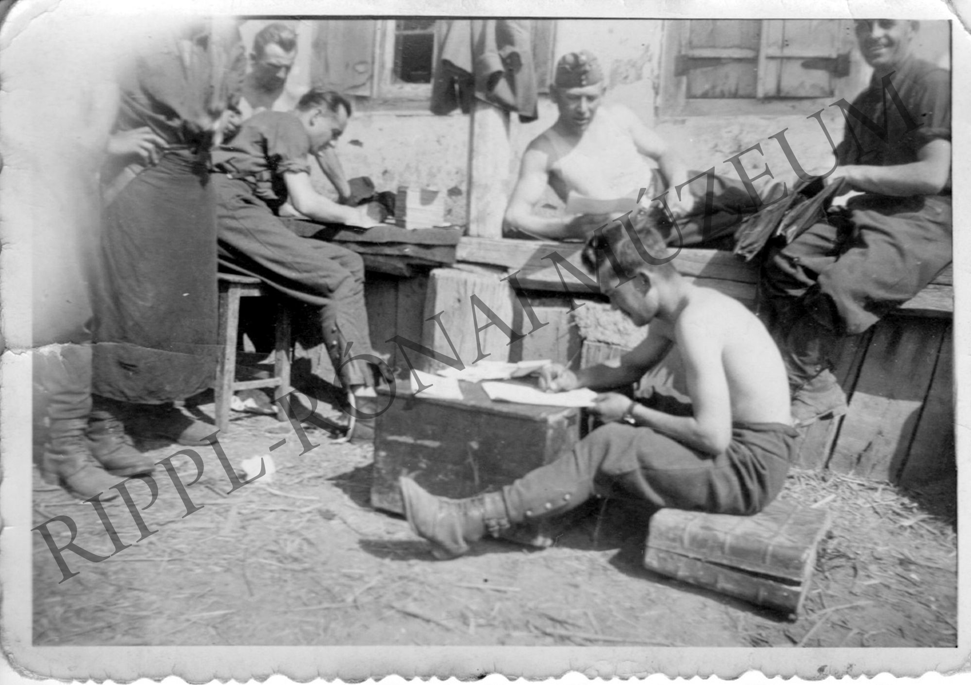 Zsold-jegyzék készítése a századparancsnokságon (Rippl-Rónai Múzeum CC BY-NC-SA)