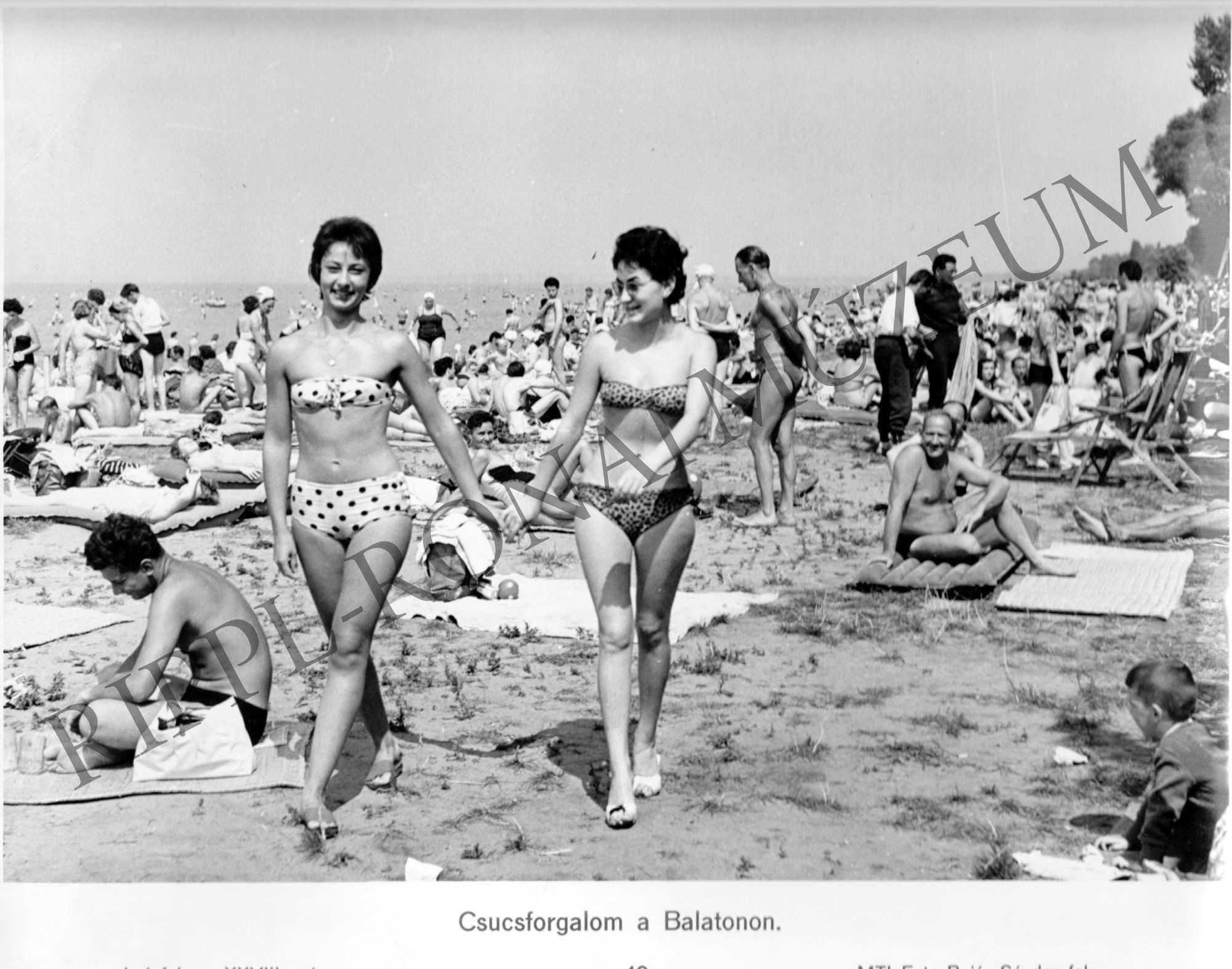 Zsúfolt a strand a Balatonnál. (Fürdőruha-divat) (Rippl-Rónai Múzeum CC BY-NC-SA)