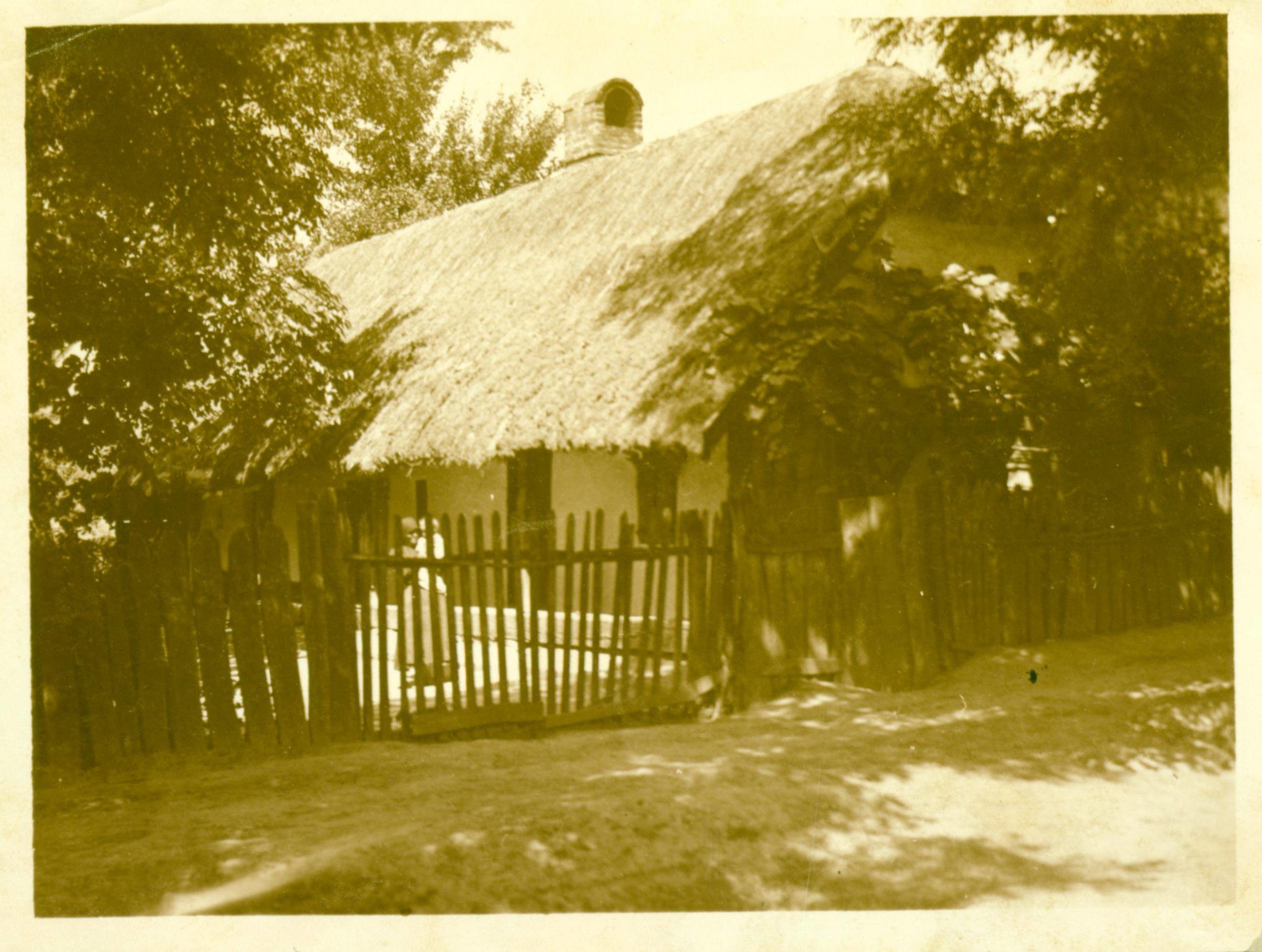 Zsuppos ház Kadarkúton, tornácos, mászókéményes (Rippl-Rónai Múzeum CC BY-NC-ND)