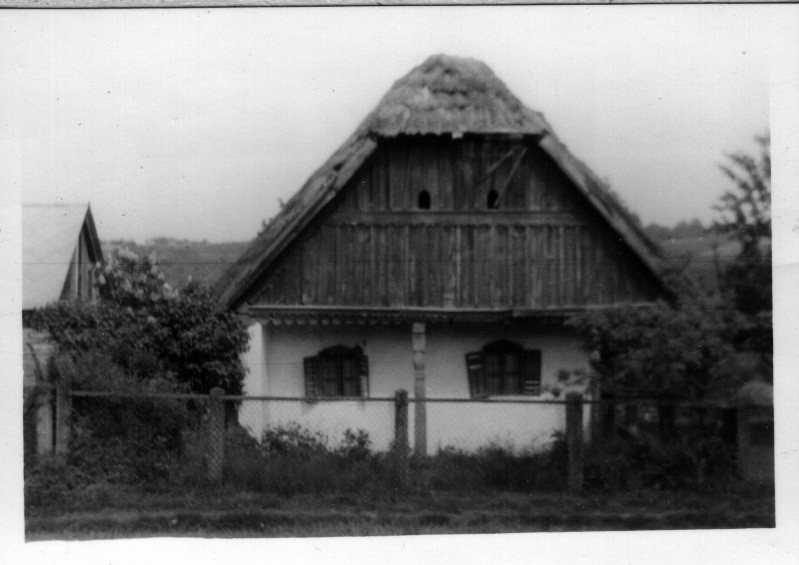 Üstökös, deszkaoromfalas, faragott oszlopos ház (Rippl-Rónai Múzeum CC BY-NC-ND)