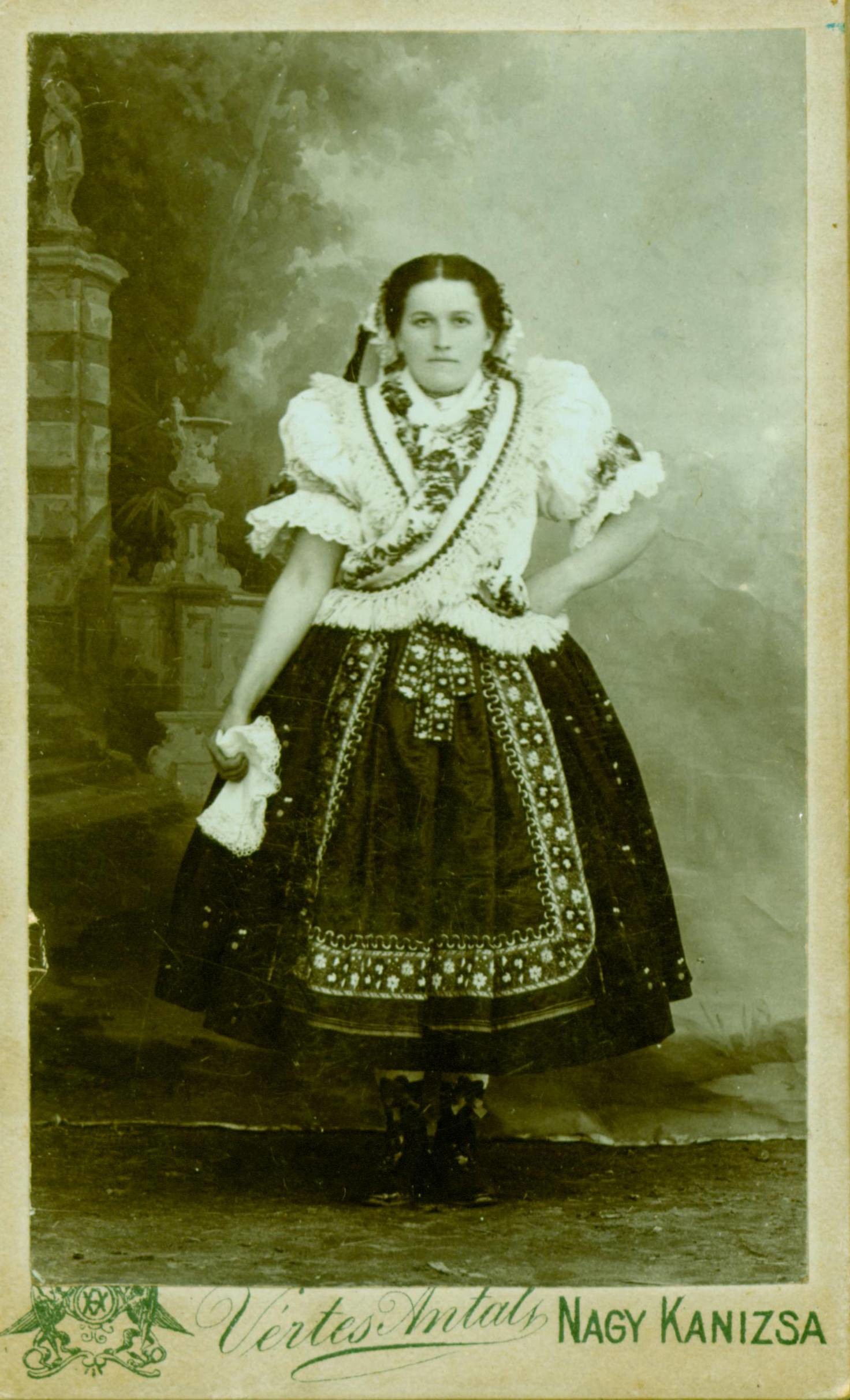 Alsoki lány ünnepi viseletben (Rippl-Rónai Múzeum CC BY-NC-ND)