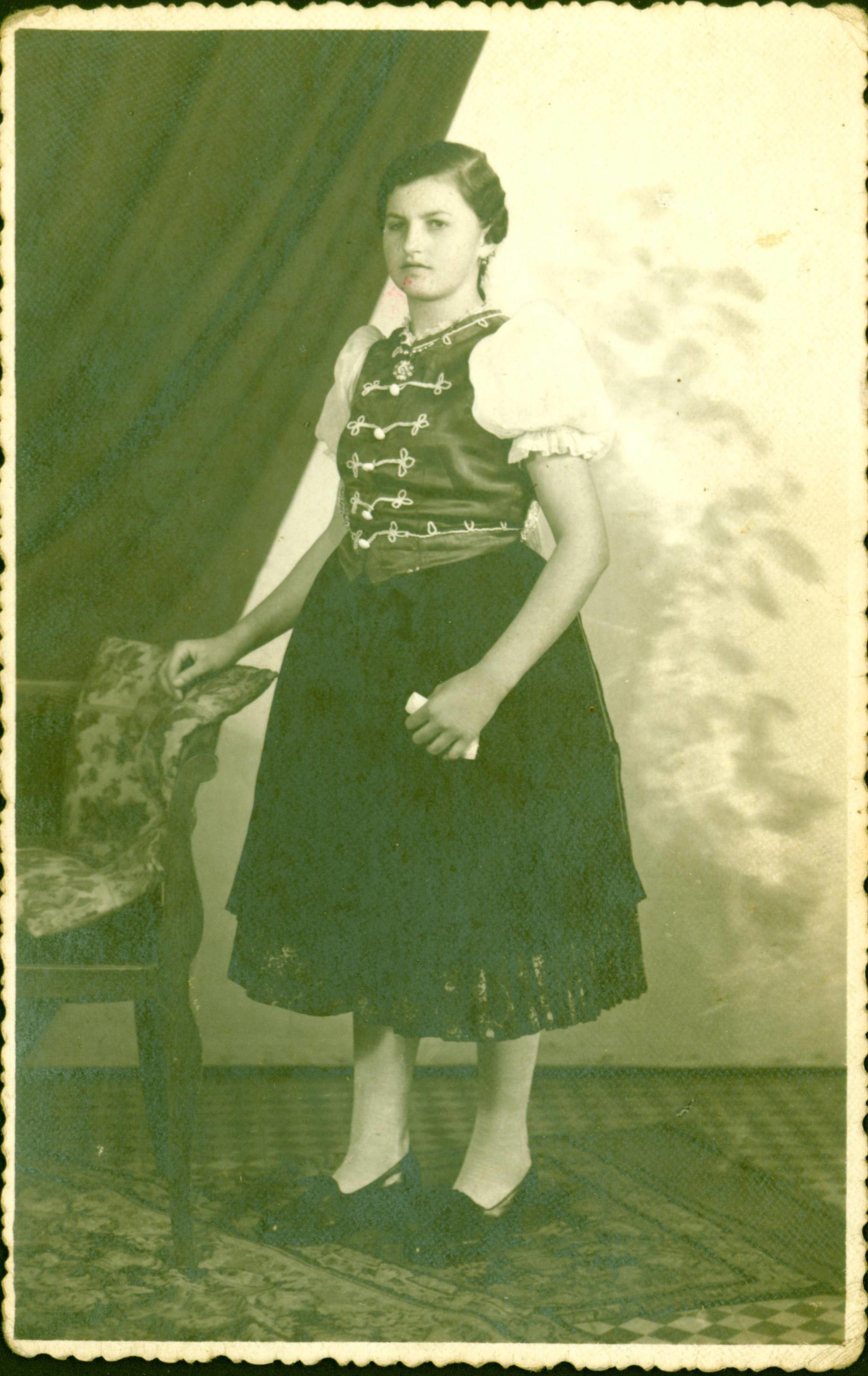Berzencei lány "magyaros viselet"-ben (Rippl-Rónai Múzeum CC BY-NC-ND)