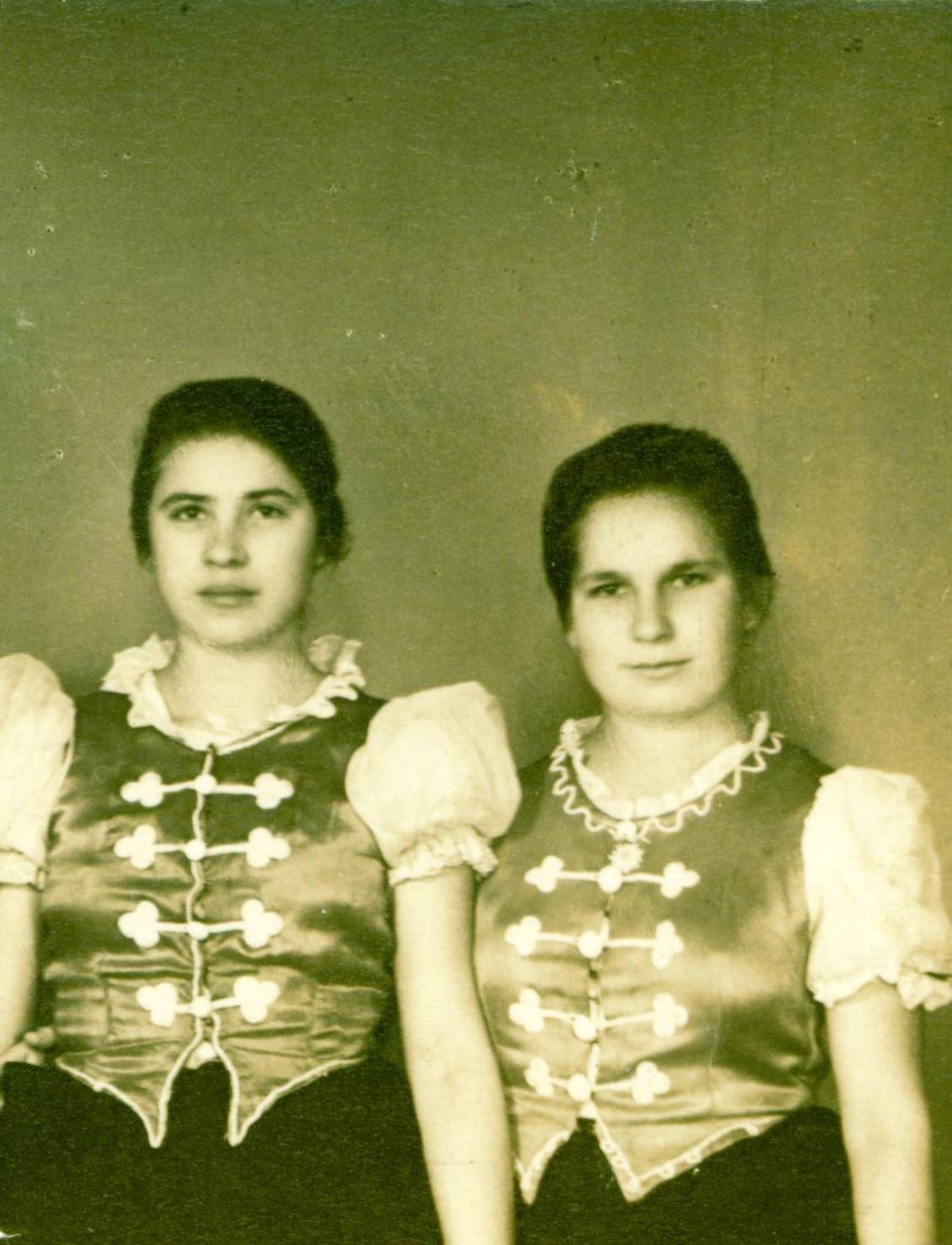 Berzencei lányok "magyaros viselet"-ben (Rippl-Rónai Múzeum CC BY-NC-ND)