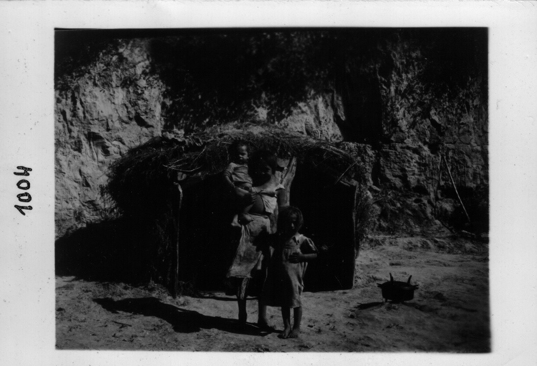 Cigánytelep. Kunyhó előtt álló cigányleány kisgyermekkel (Rippl-Rónai Múzeum CC BY-NC-ND)