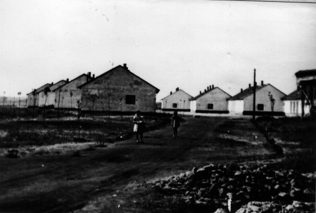 Családi lakóházakból képezett település a Nagybereki Állami Gazdaságban (Rippl-Rónai Múzeum CC BY-NC-ND)