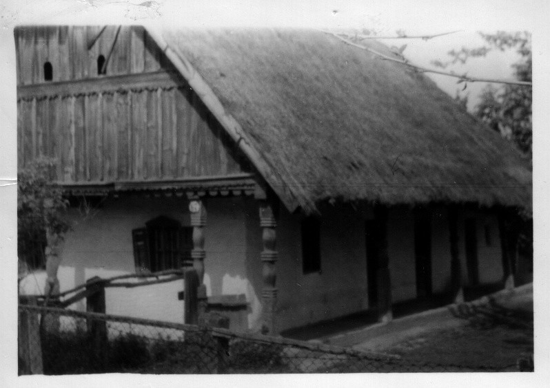 Fenti ház faragott oszlopos tornáca udvar felé és az oromfal alatt (Rippl-Rónai Múzeum CC BY-NC-ND)