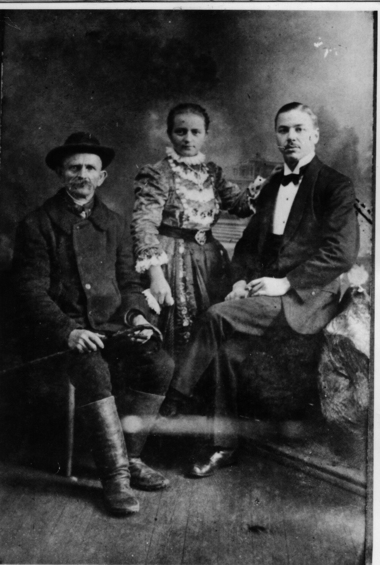 Férfi és leányviselet 1910-13 között, a harmadik személy városi ember (Rippl-Rónai Múzeum CC BY-NC-ND)