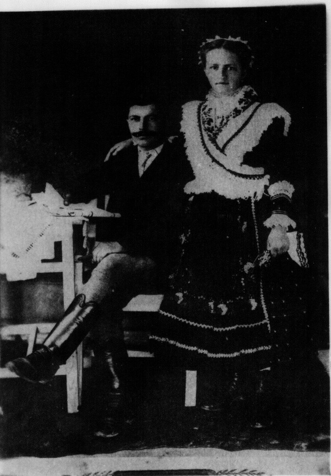 Fiatal asszony és fiatal férfi ünnepi viselete 1920-ban (Rippl-Rónai Múzeum CC BY-NC-ND)