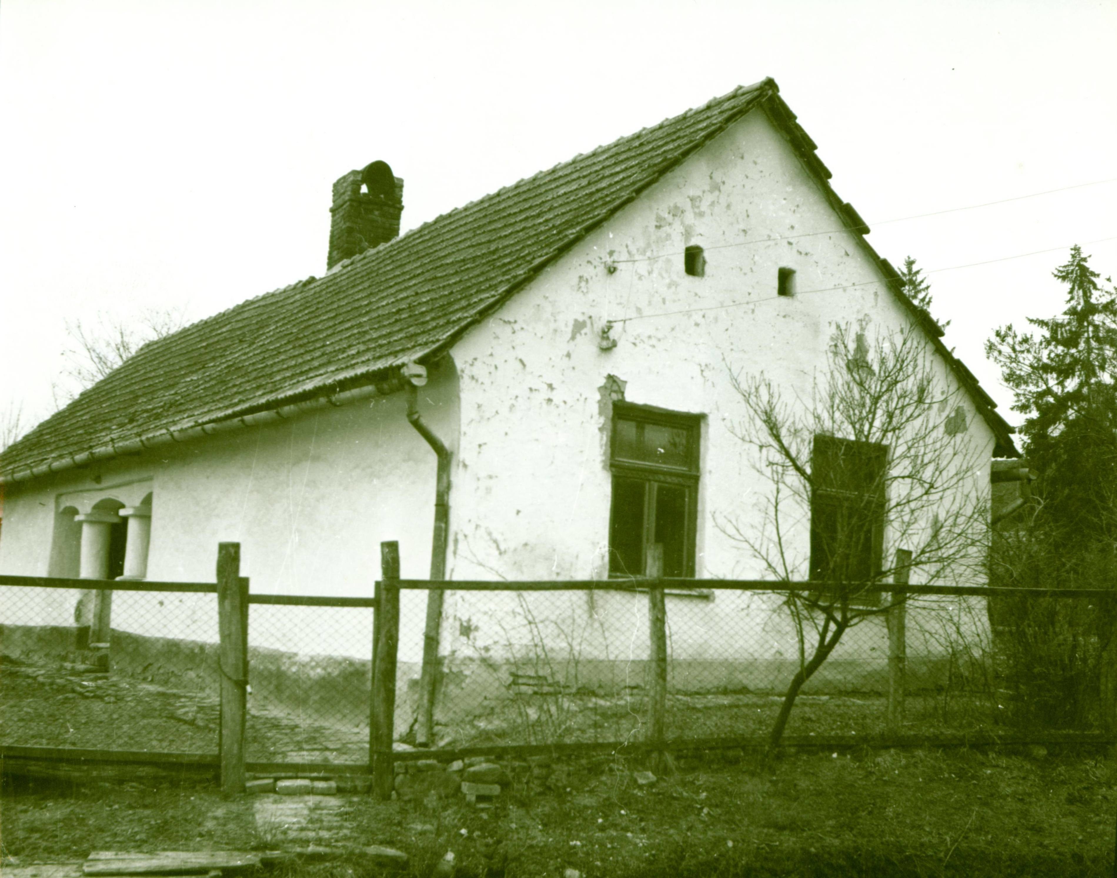 Karád, Attila utca: két szobás, szabad tűzhellyel, bejárati oszlopos tornáccal rendelkező népi műemlék jellegű ház (Rippl-Rónai Múzeum CC BY-NC-ND)